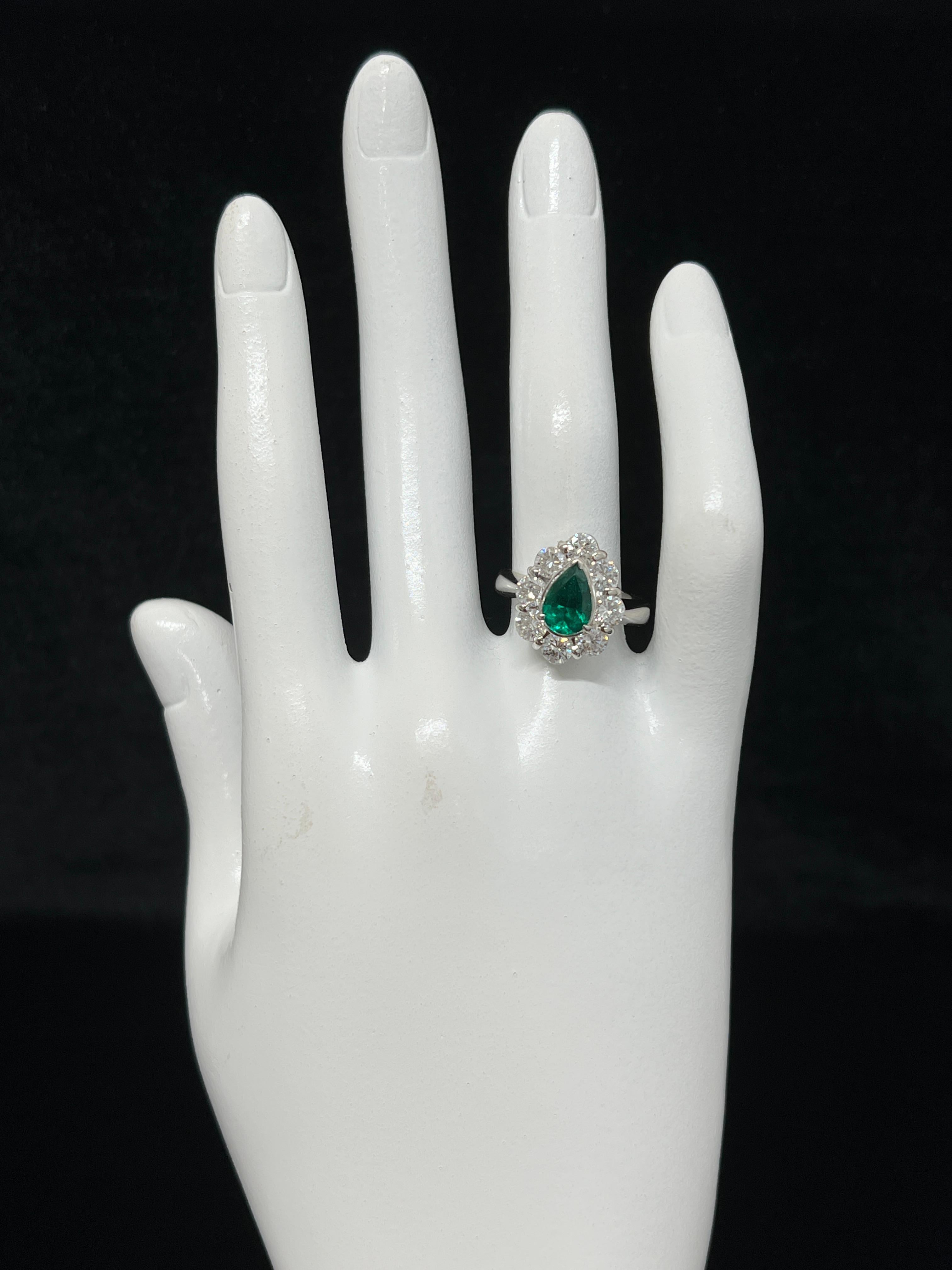 0.98 Carat Natural Pear-Shaped Emerald and Diamond Ring Set in Platinum For Sale 1