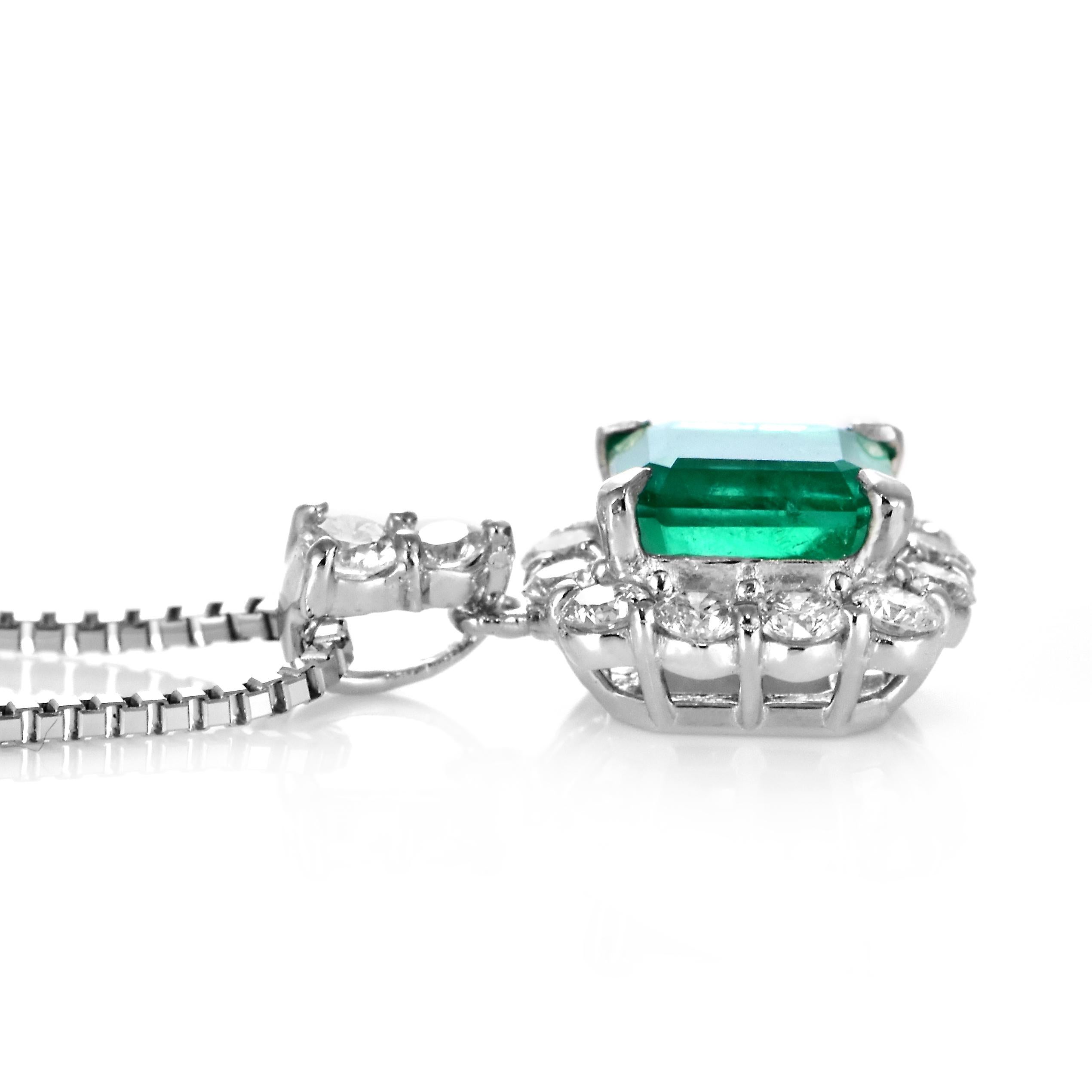 0,98 Karat natürlicher, lebhaft-grüner kolumbianischer Smaragd und Diamant-Anhänger im Angebot 5