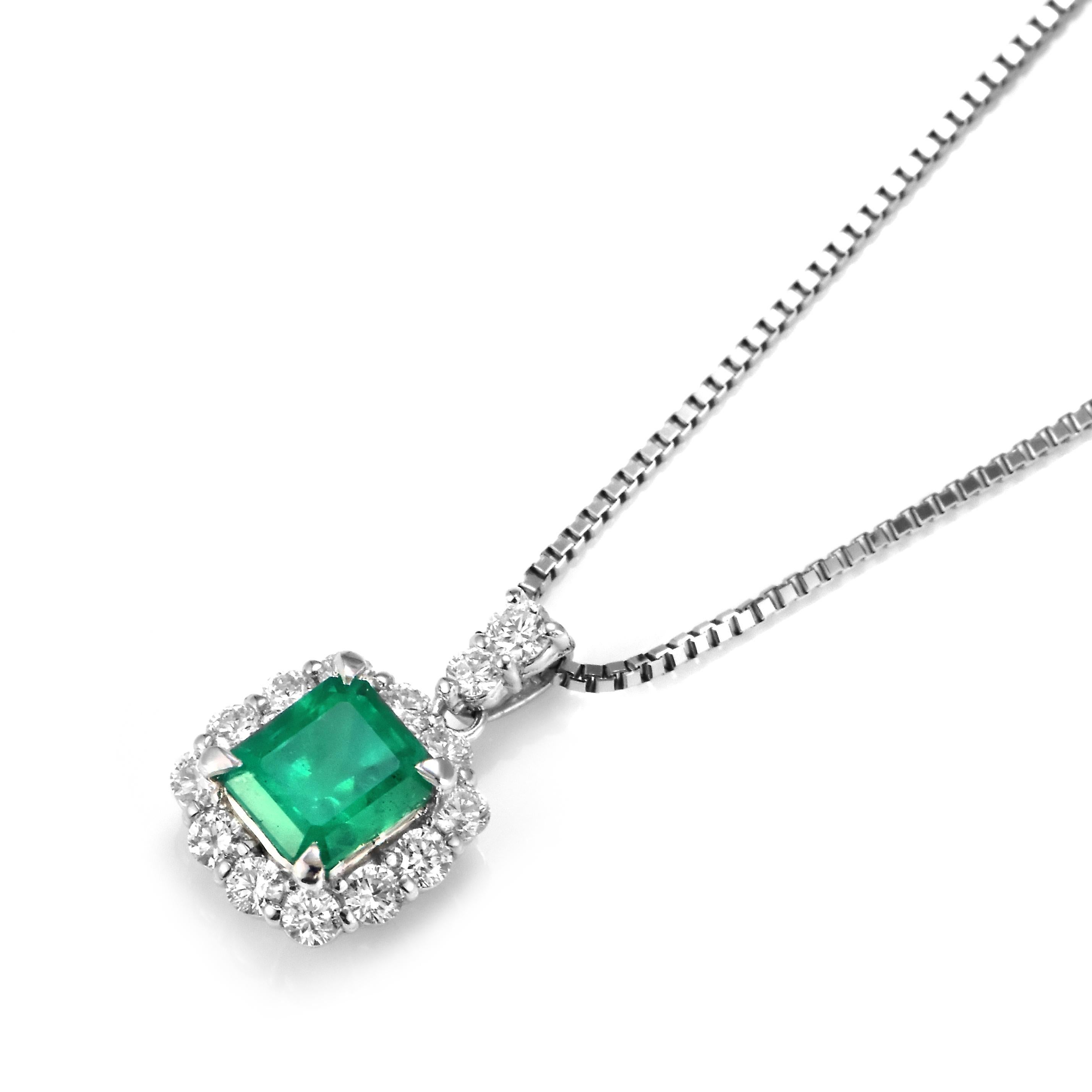 Ein atemberaubender Anhänger mit einem natürlichen kolumbianischen Smaragd von 0,98 Karat und Diamanten von 0,41 Karat in Platin gefasst. Seit Tausenden von Jahren bewundern die Menschen das Grün des Smaragds. Smaragde werden seit jeher mit den