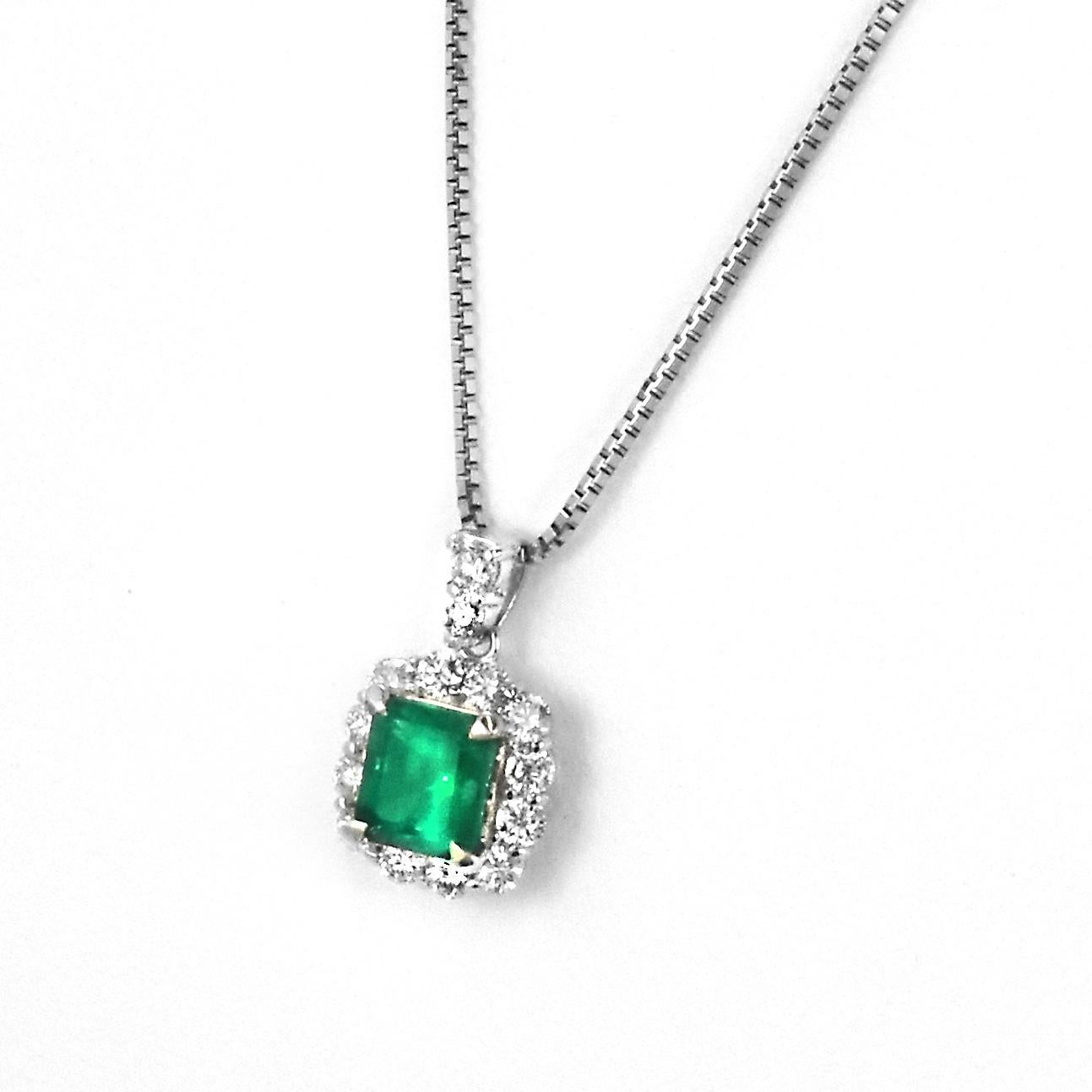 0,98 Karat natürlicher, lebhaft-grüner kolumbianischer Smaragd und Diamant-Anhänger (Moderne) im Angebot