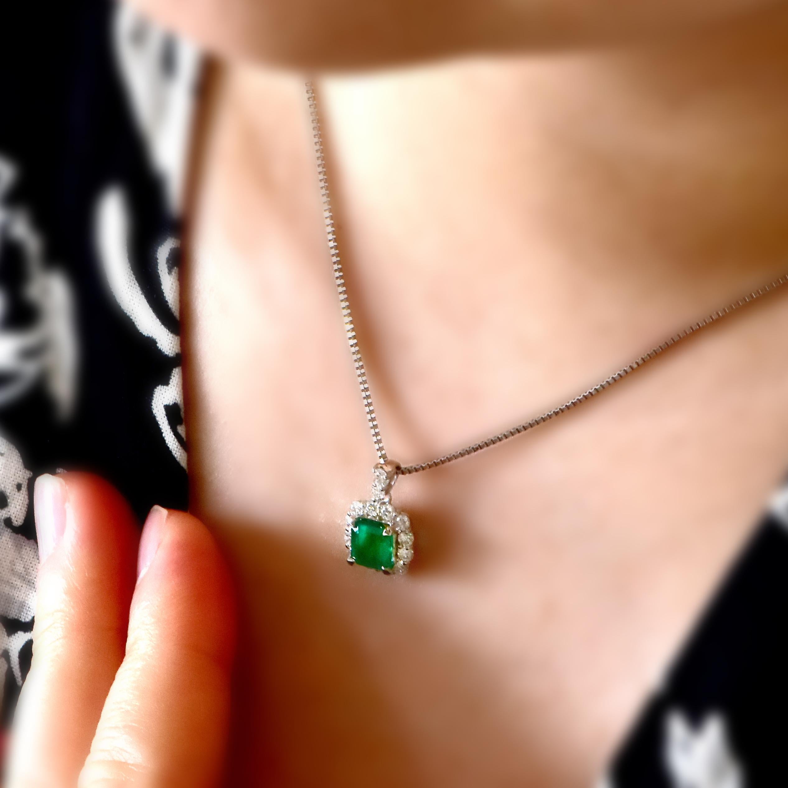 0,98 Karat natürlicher, lebhaft-grüner kolumbianischer Smaragd und Diamant-Anhänger (Smaragdschliff) im Angebot