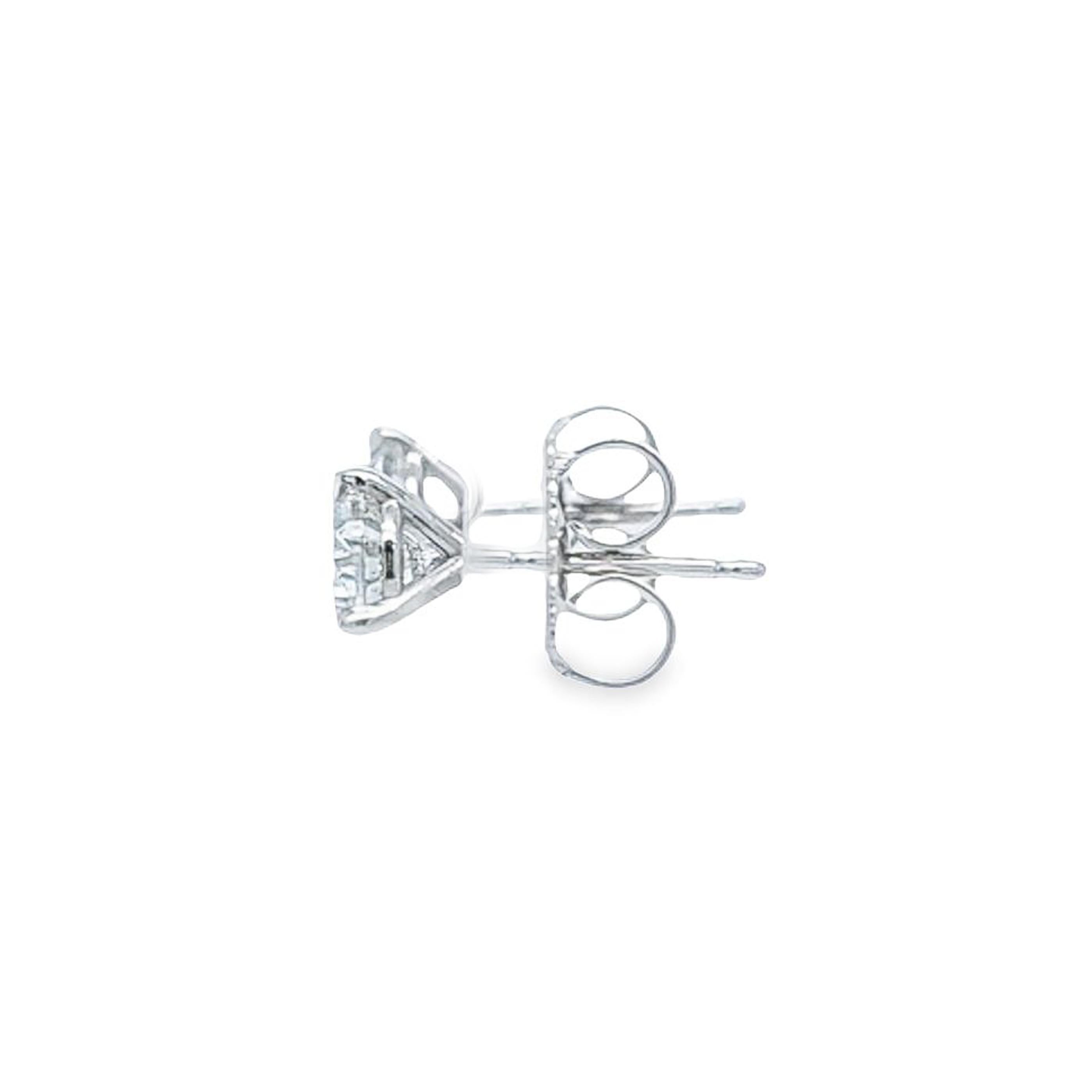 Round Cut 0.98 Carat Total Weight Round Diamond Stud Earrings For Sale