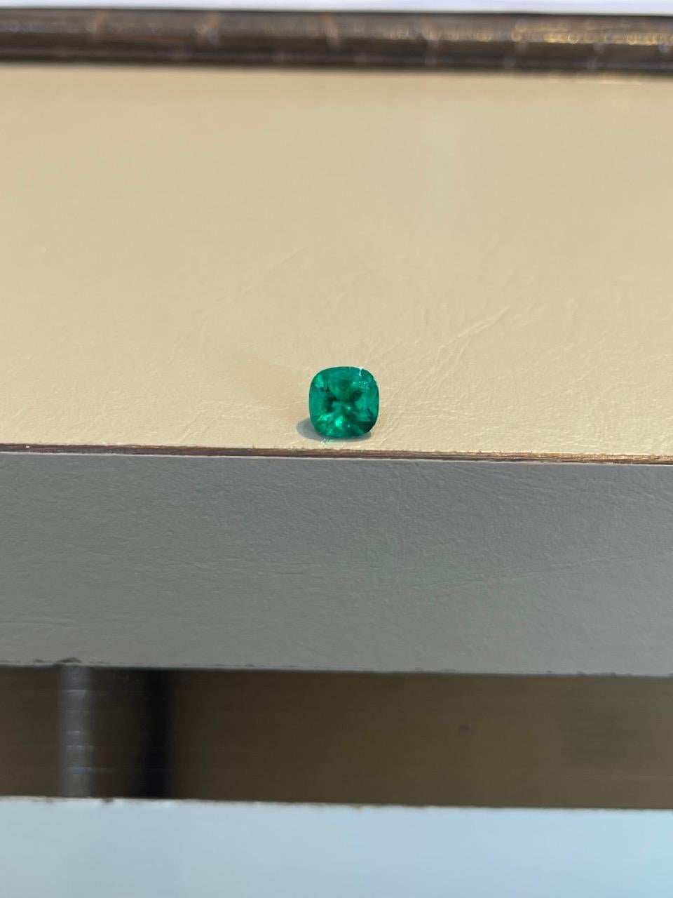 Cette élégante pierre précieuse de 0,98 carat à taille coussin est un mélange parfait de beauté intemporelle et de qualité exceptionnelle. Certifié par l'American Gemological Laboratory (AGL), il porte la prestigieuse distinction d'être non traité -