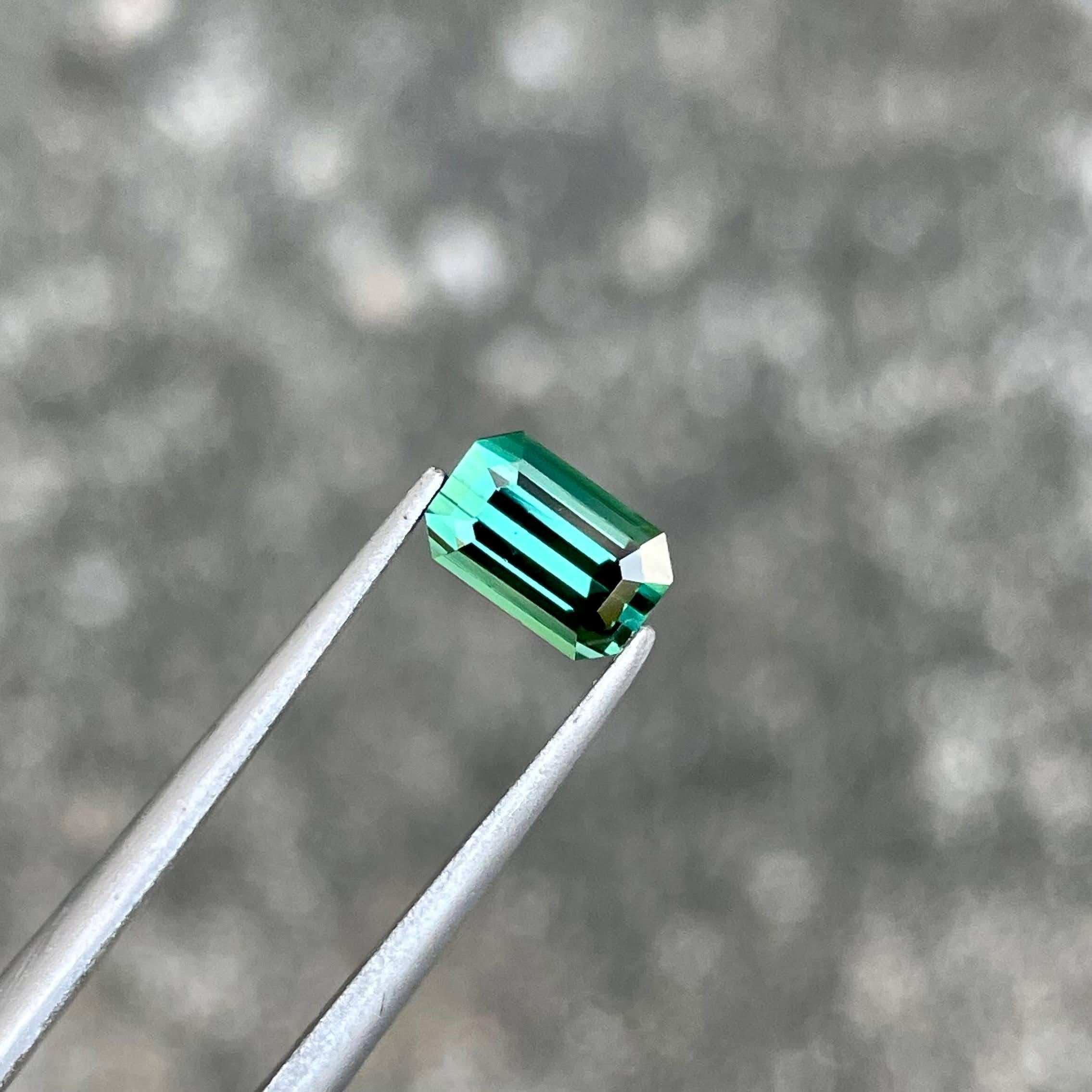 0.98 Karat Grünlich Blauer Turmalin Stein Smaragdschliff Afghanischer Edelstein (Moderne) im Angebot