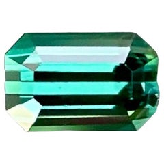 Pierre précieuse afghane taille émeraude, tourmaline bleu verdâtre de 0.98 carat