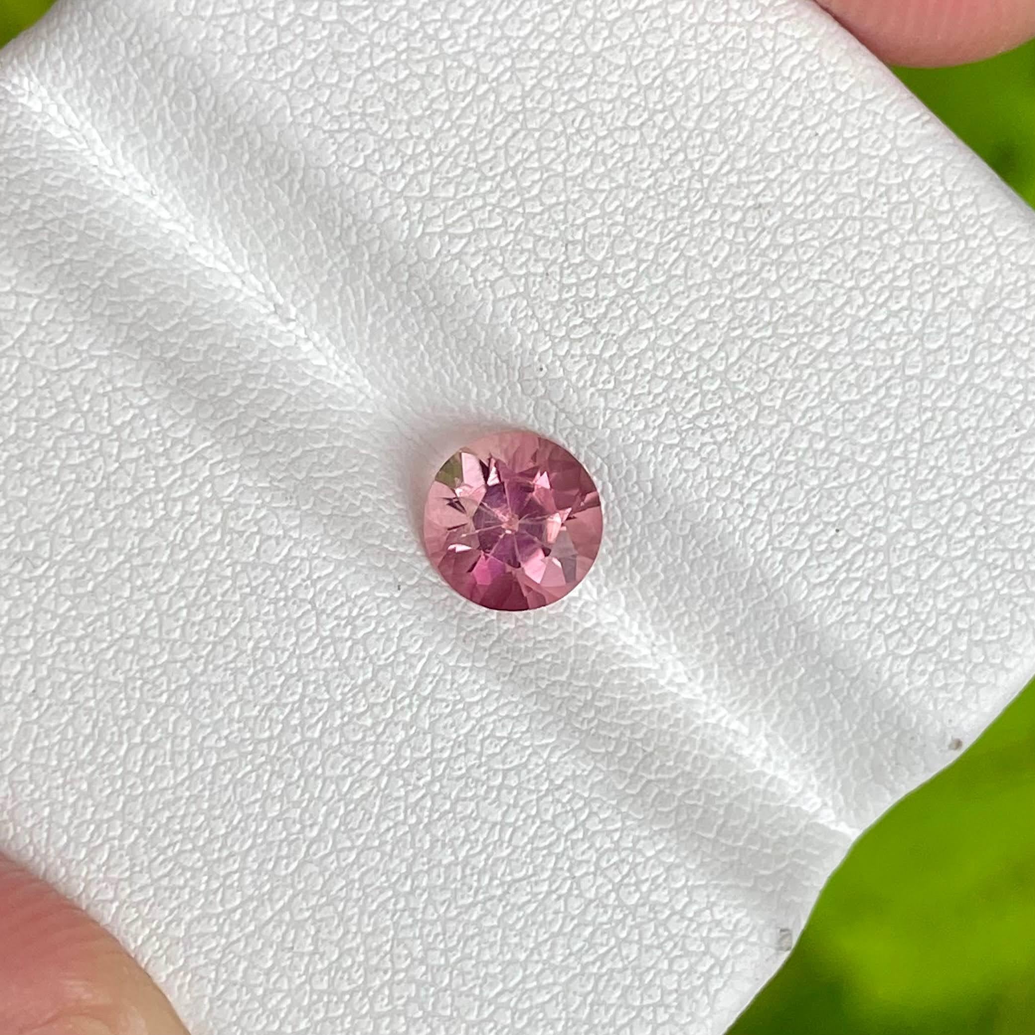 Taille ronde Tourmaline rose taille ronde afghane de 0,98 carat en vente