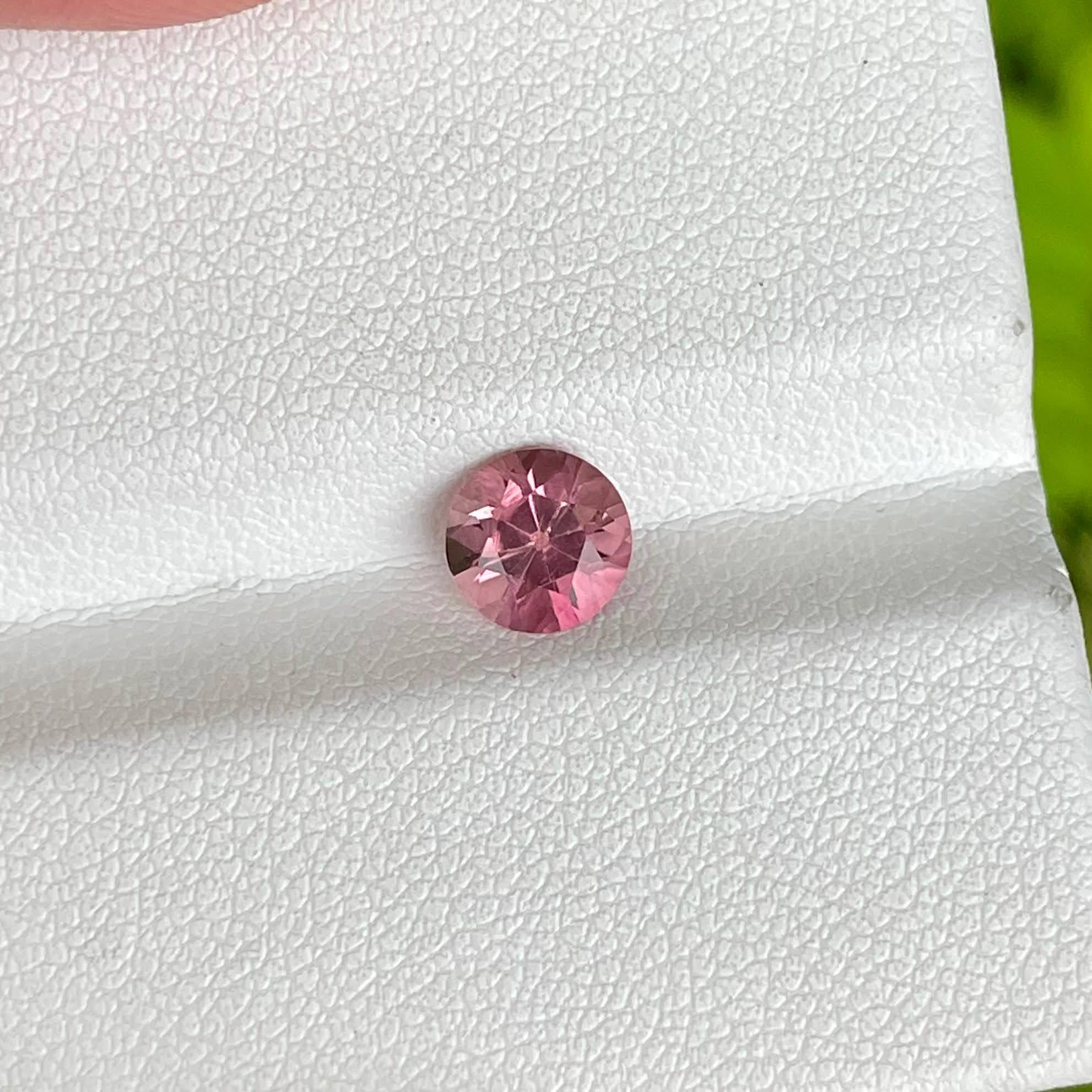 Tourmaline rose taille ronde afghane de 0,98 carat Neuf - En vente à Bangkok, TH