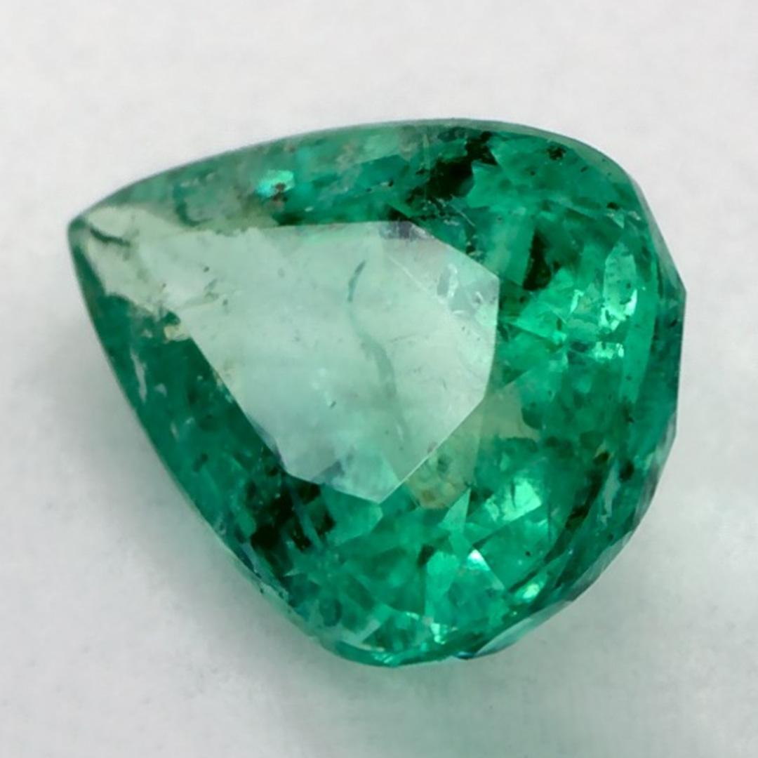 Mit seinem leuchtenden grünen Farbton ist der Geburtsstein für den Mai ein Symbol für neues Wachstum im Frühling. 

Entdecken Sie die lebendige Kollektion von Smaragden, Rubinen und Saphiren in unserem Geschäft, die als lose Edelsteine erhältlich