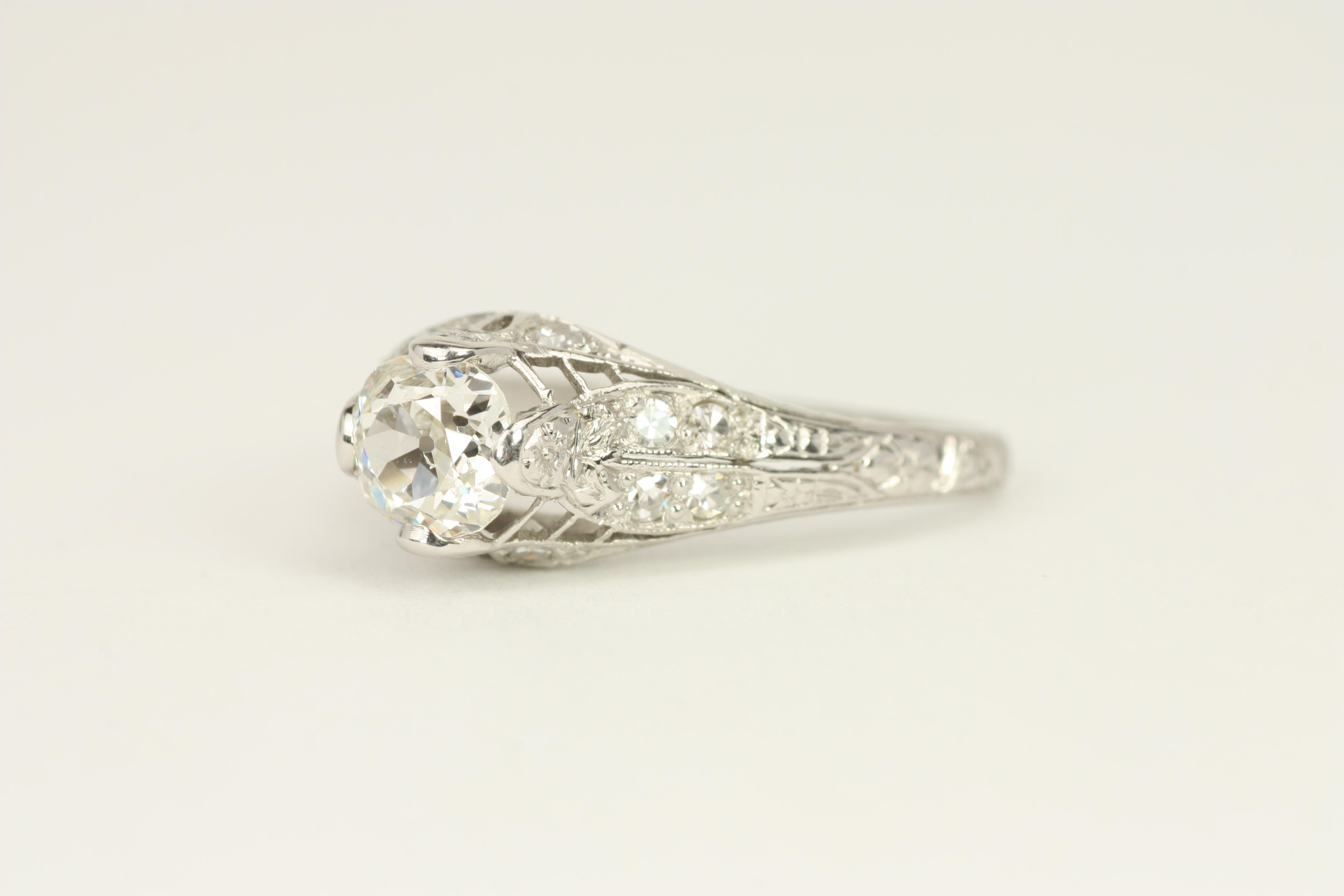 Anello di fidanzamento in filigrana Art Deco del 1920 da 0,98 carati totali e taglio rotondo. in vendita 1