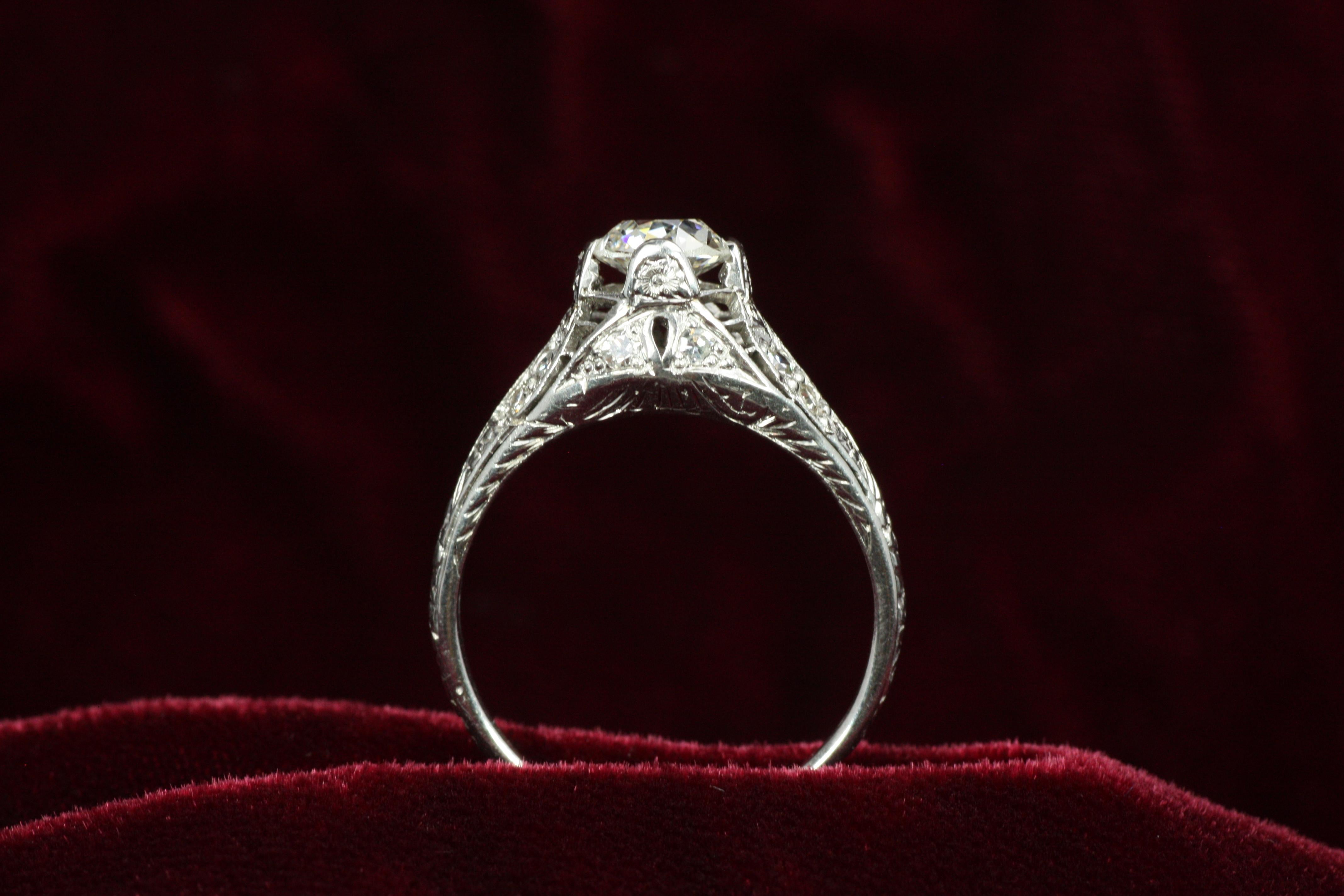 Anello di fidanzamento in filigrana Art Deco del 1920 da 0,98 carati totali e taglio rotondo. In condizioni ottime in vendita a Santa Monica, CA