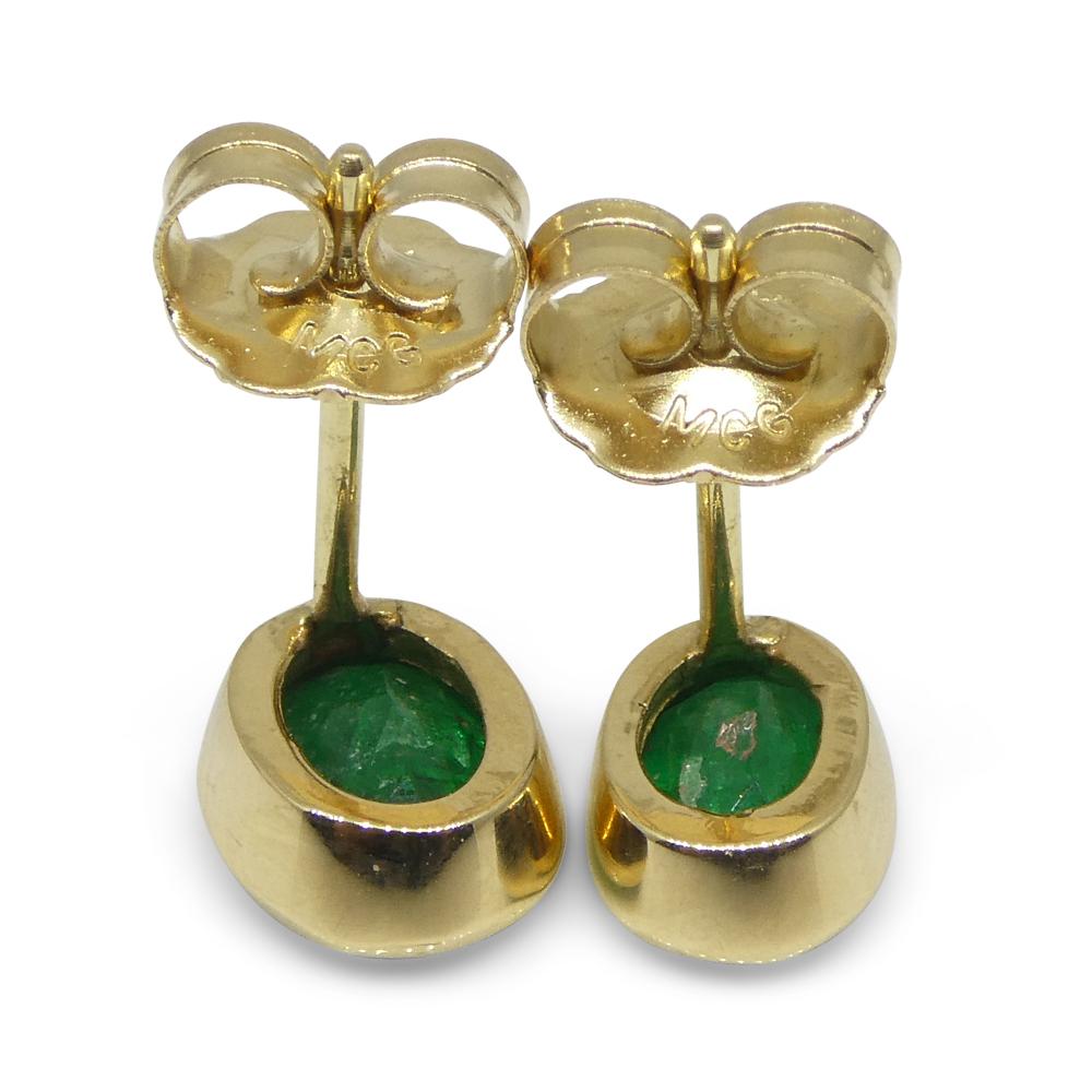 0.98ct Colombian Emerald Stud Earrings set in 14k Yellow Gold In New Condition For Sale In Toronto, Ontario