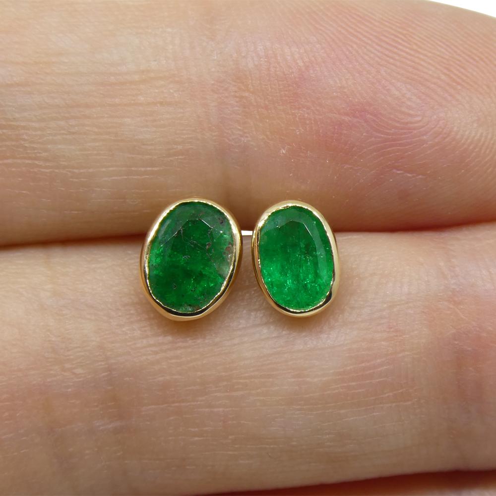 0.98ct Colombian Emerald Stud Earrings set in 14k Yellow Gold For Sale 3