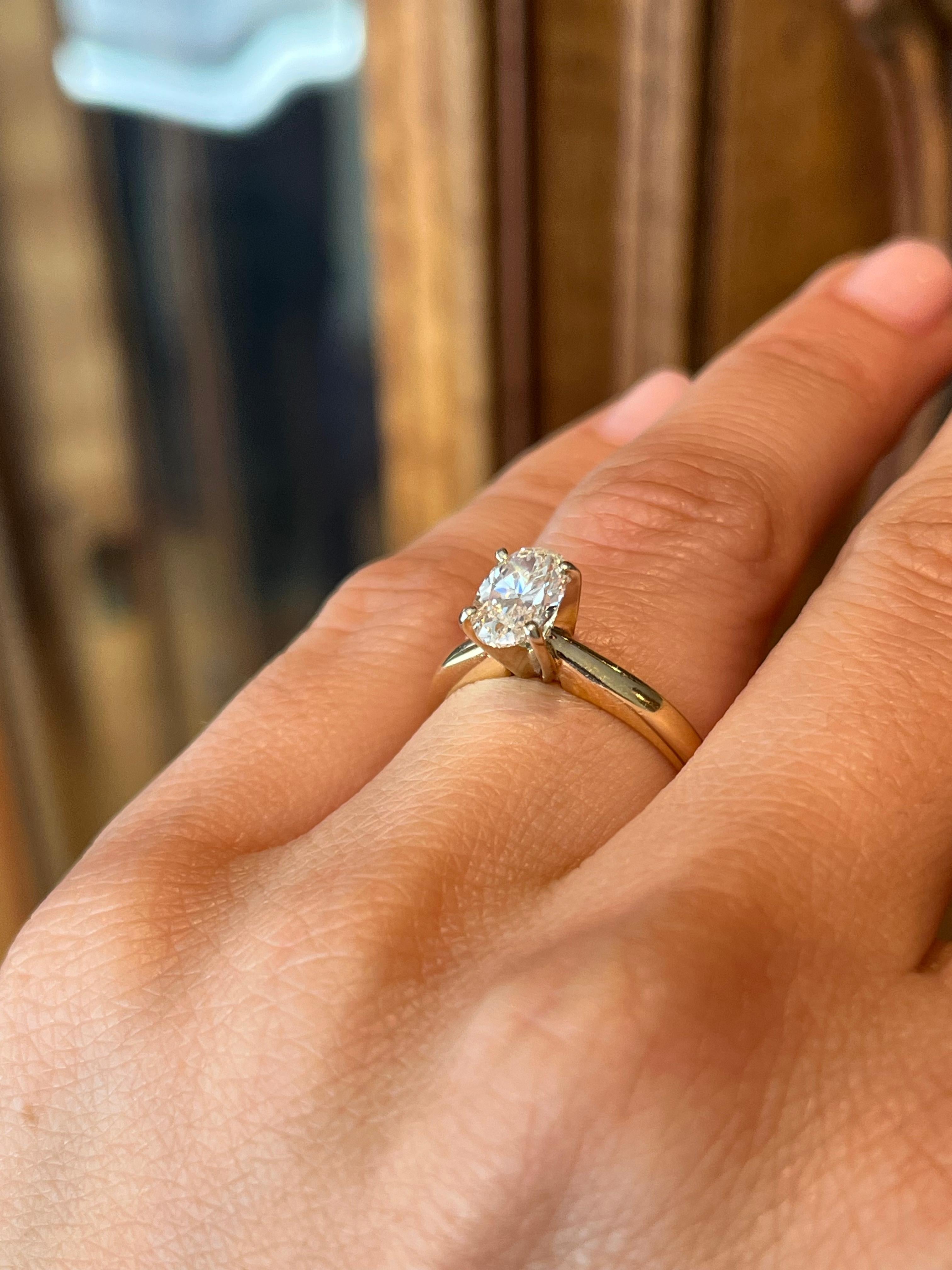 Bague de fiançailles solitaire classique et intemporelle ornée d'un diamant naturel de taille ovale de 0,98ct (pureté SI2, couleur L) en or jaune 14K. Serti traditionnel. 

- Provenant de la collection de bijoux de succession de Bracken Jewelers à