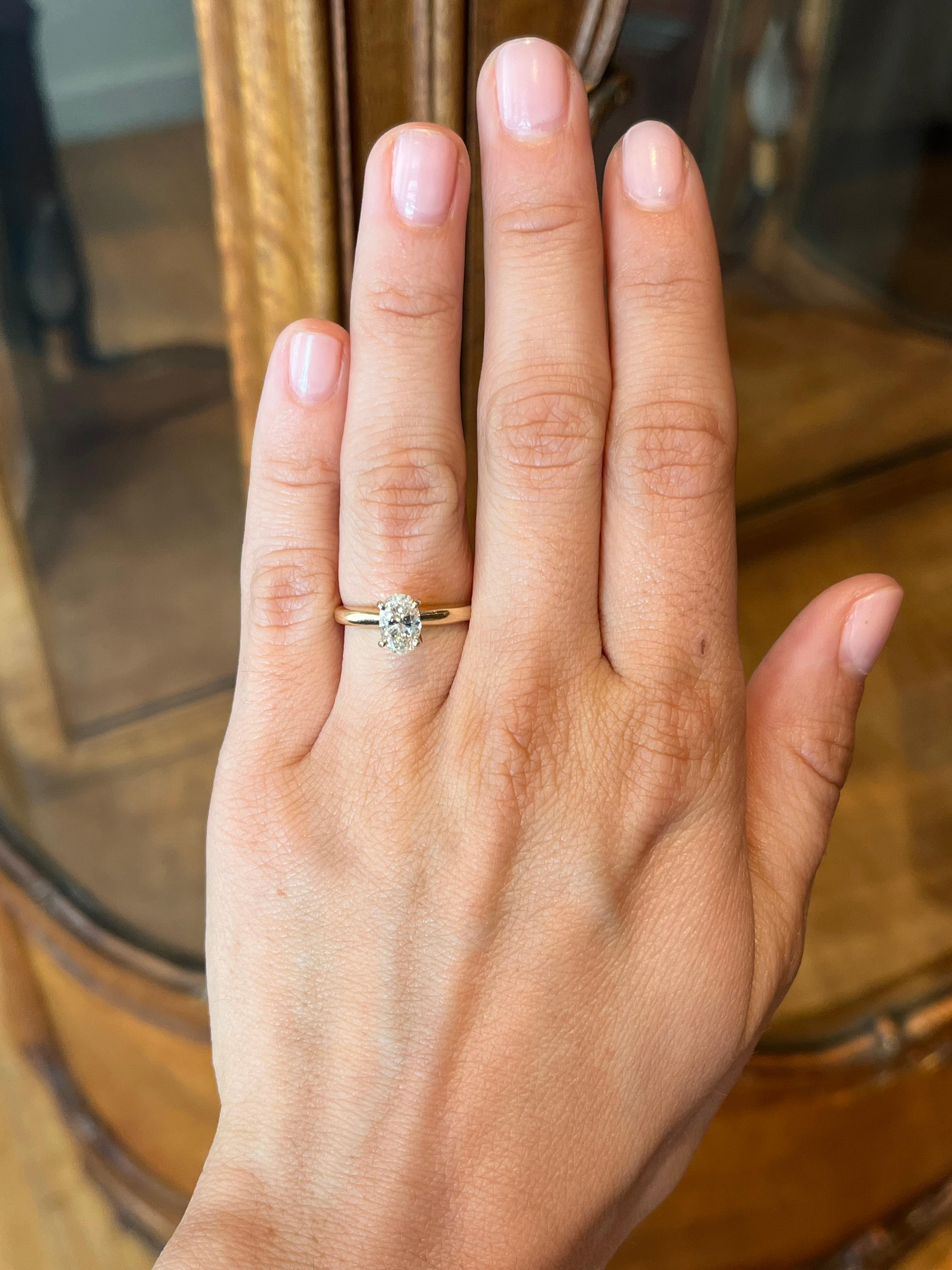 Taille ovale Bague de fiançailles solitaire à diamant ovale de 0,98ct en or jaune 14K en vente