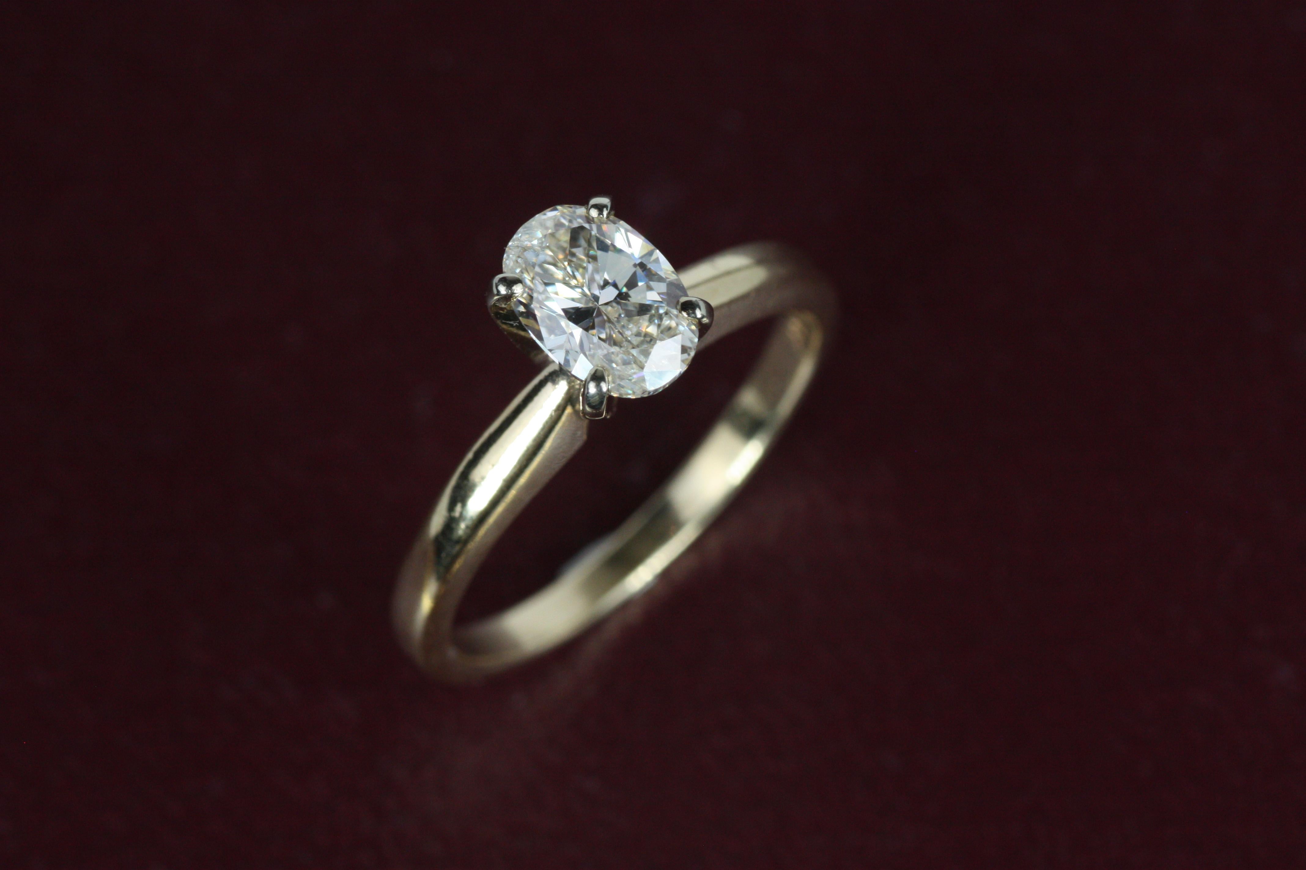 Bague de fiançailles solitaire à diamant ovale de 0,98ct en or jaune 14K Bon état - En vente à Santa Monica, CA