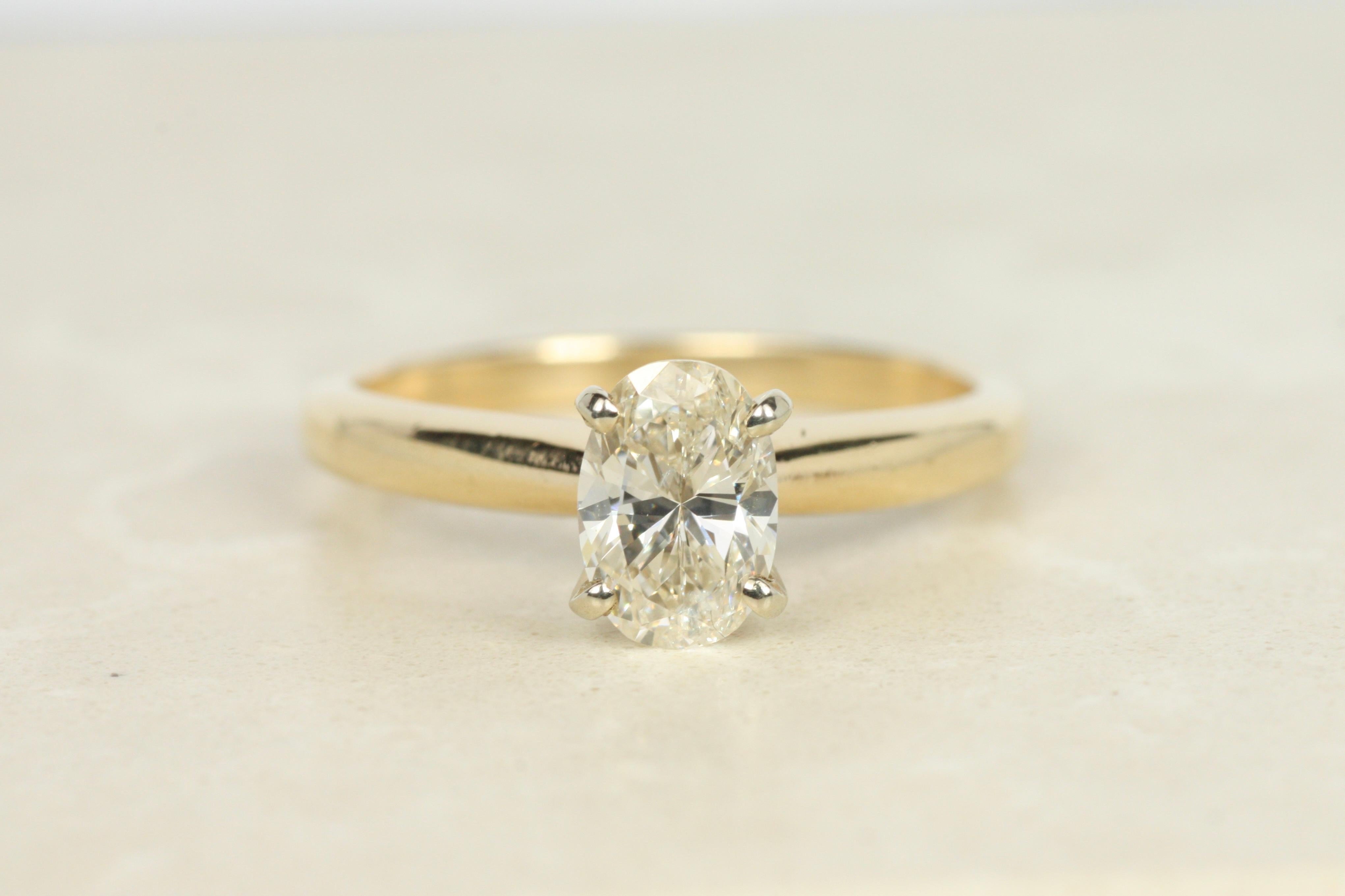 Bague de fiançailles solitaire à diamant ovale de 0,98ct en or jaune 14K en vente 1
