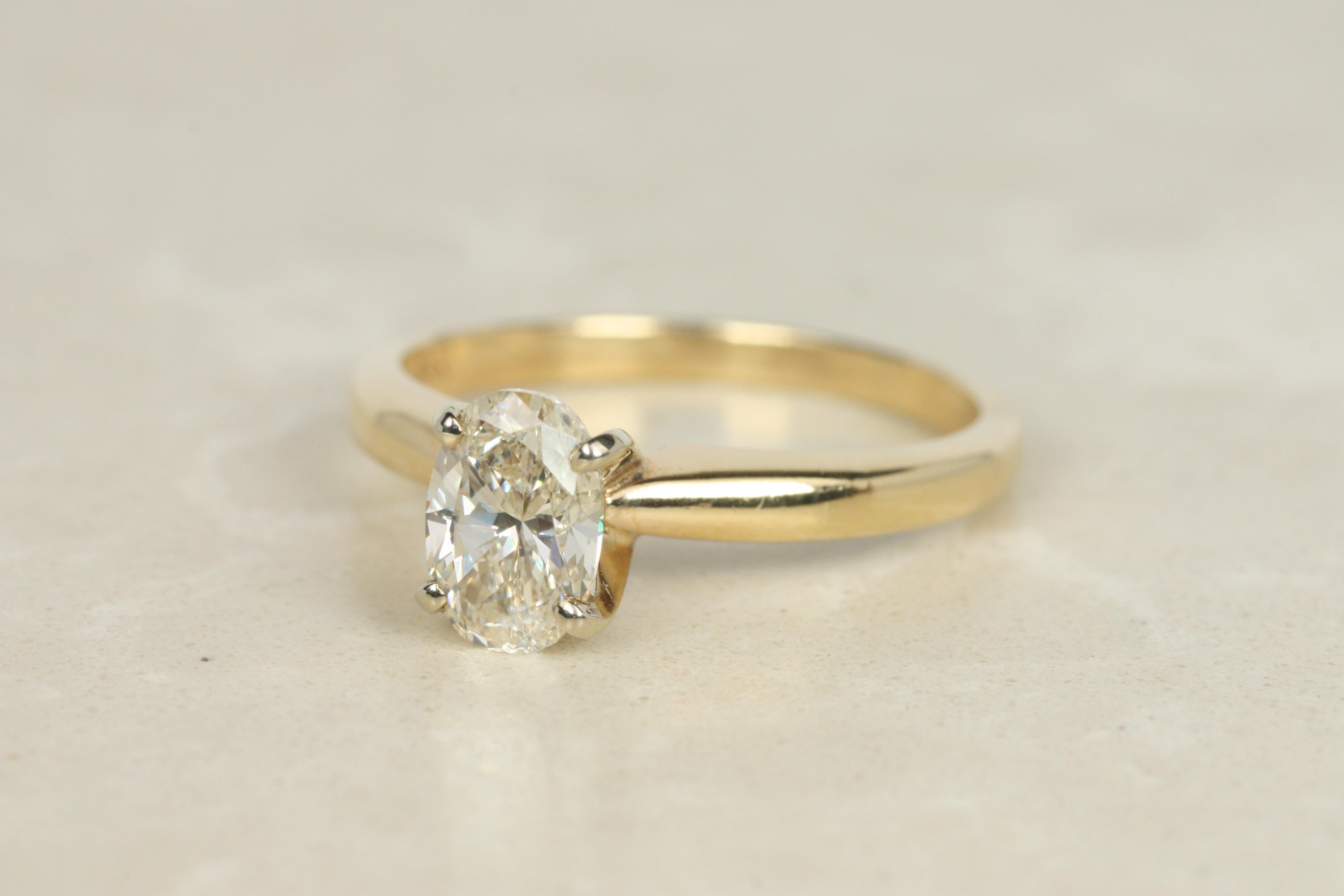 Bague de fiançailles solitaire à diamant ovale de 0,98ct en or jaune 14K en vente 2