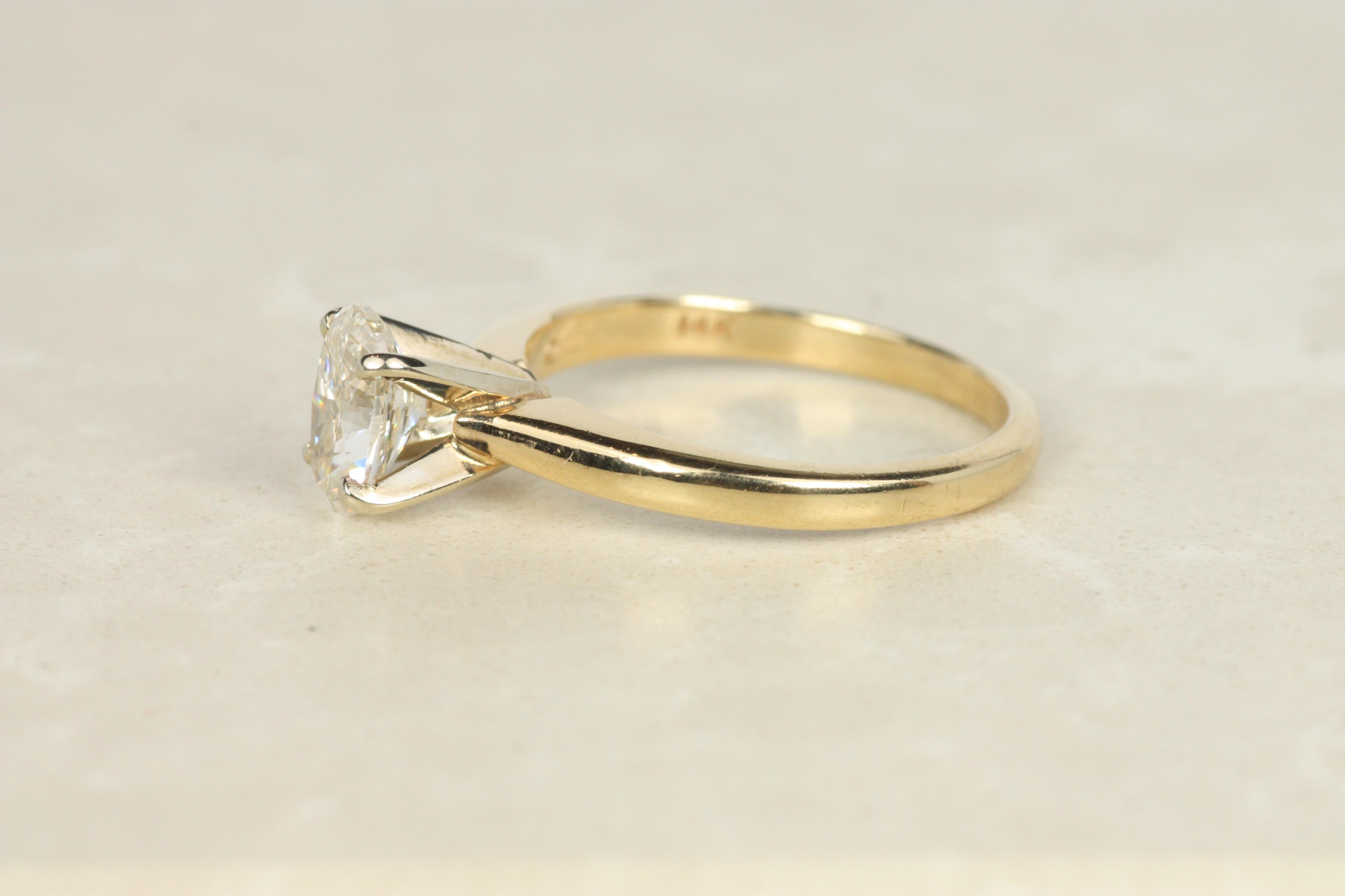 Bague de fiançailles solitaire à diamant ovale de 0,98ct en or jaune 14K en vente 3