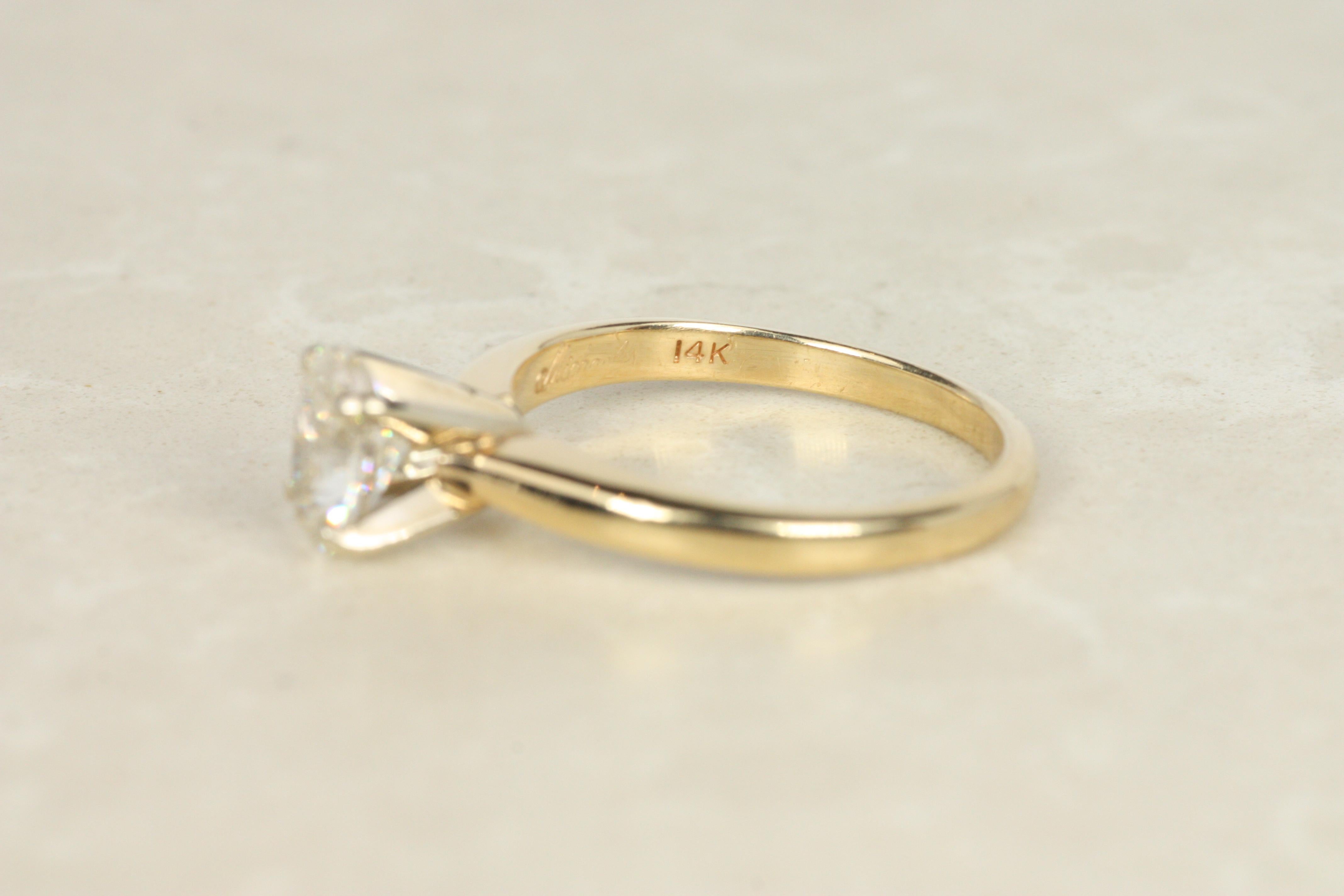 Bague de fiançailles solitaire à diamant ovale de 0,98ct en or jaune 14K en vente 4