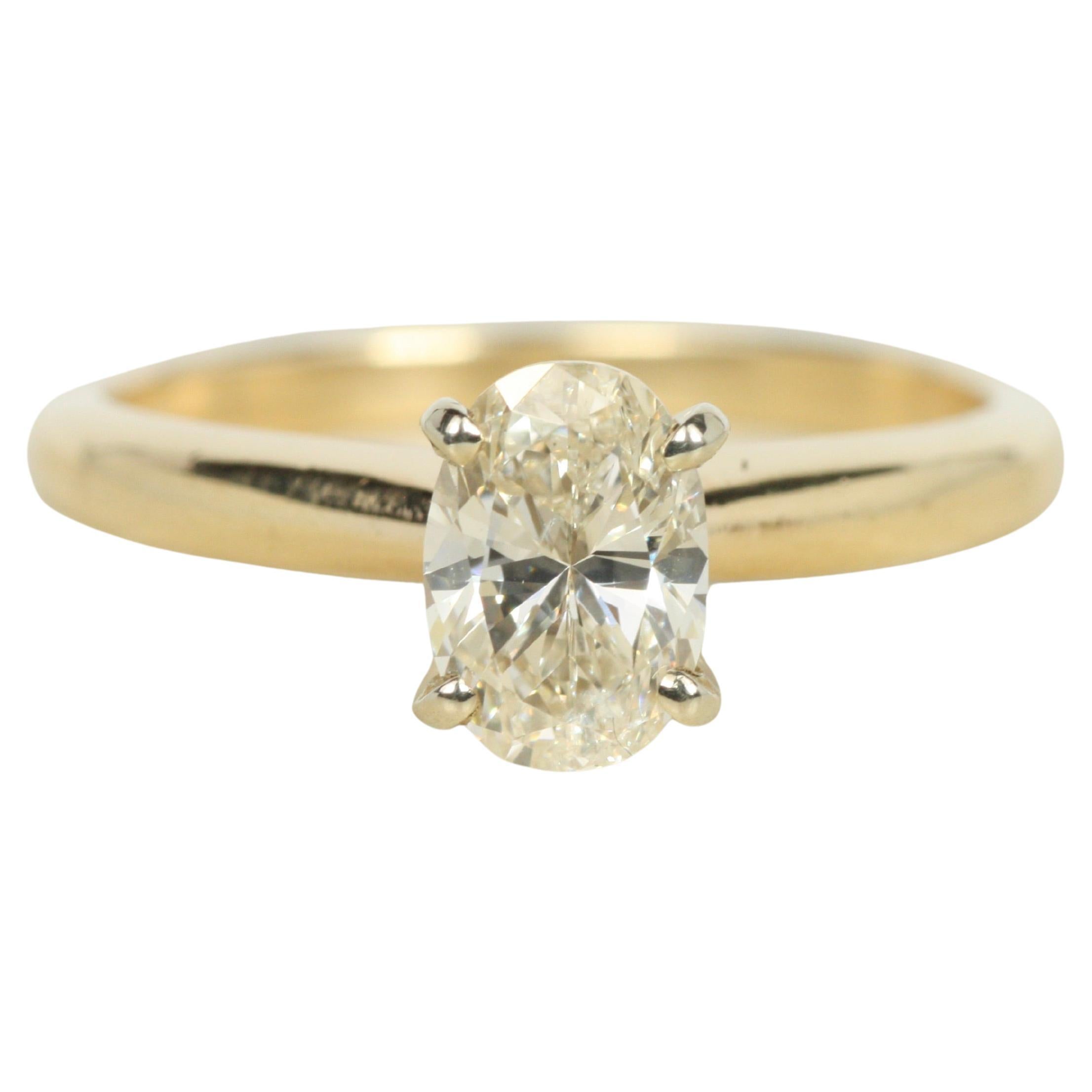 Bague de fiançailles solitaire à diamant ovale de 0,98ct en or jaune 14K en vente