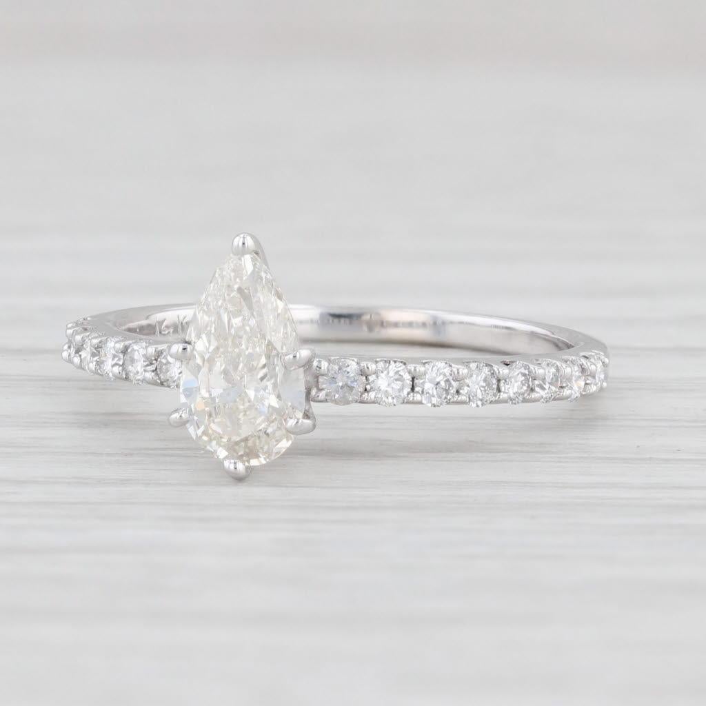 Gemme : Diamant naturel (au centre) - 0,68 carats, taille brillant poire, couleur J, pureté SI1
- Accents - 0,30 carats au total, taille ronde brillante, couleur G - H, clarté VS2 - SI2
Métal : Or blanc 14k
Poids : 2 grammes 
Timbres : 14k
Hauteur
