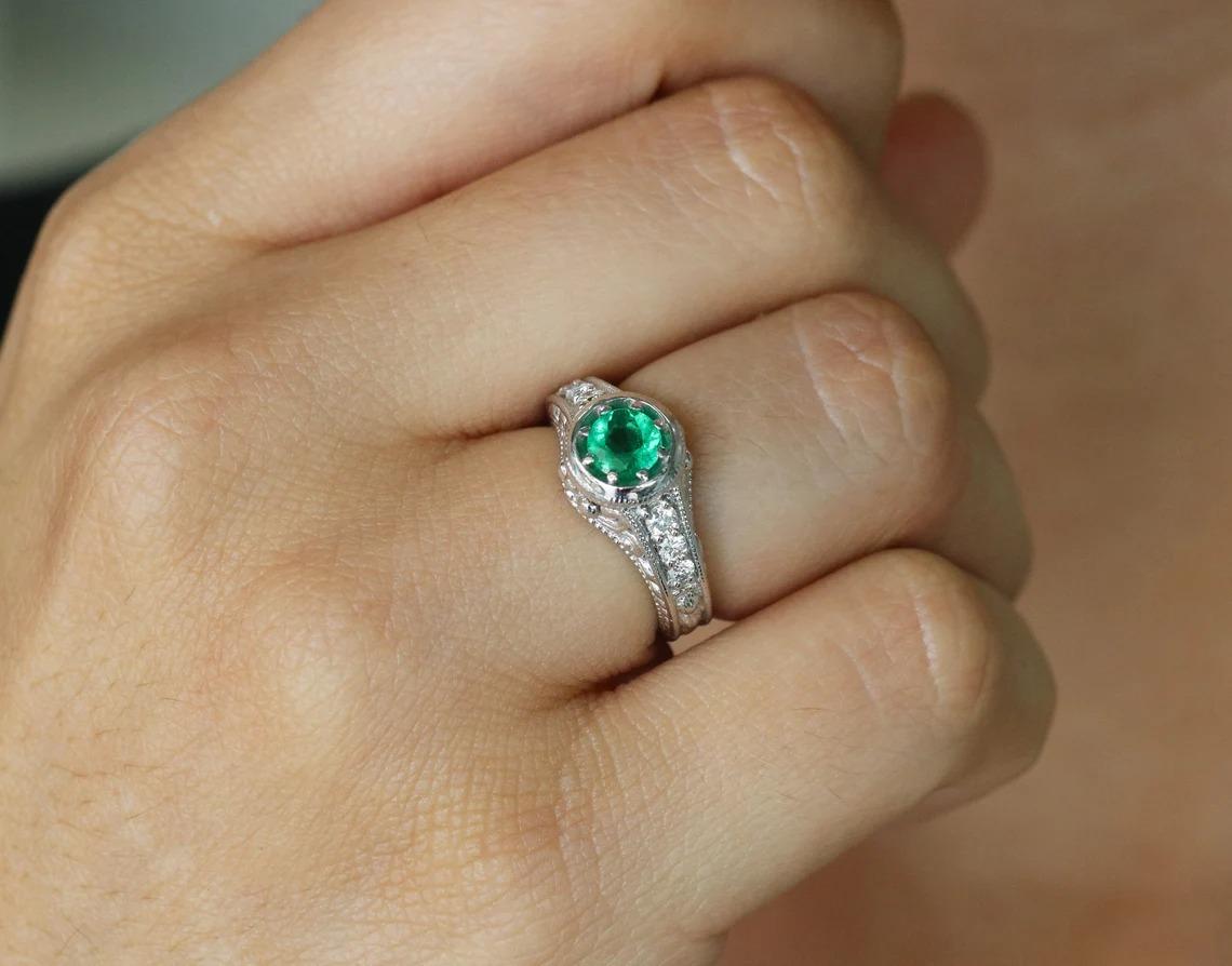 Modern 0.98tcw 14K Colombian Emerald-Round Cut & Diamond Statement Gold Ring For Sale