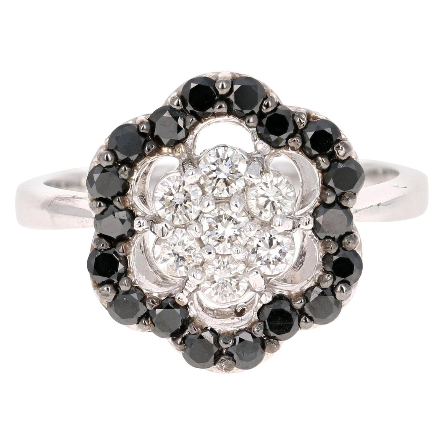 Bague en or blanc avec diamants noirs et blancs de 0.99 carat