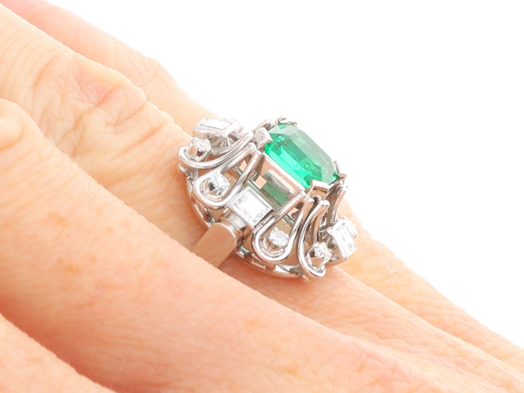 0,99 Karat kolumbianischer Smaragd 0,35 Karat Diamant, Ring aus 18 Karat Weißgold, um 1925 im Angebot 2