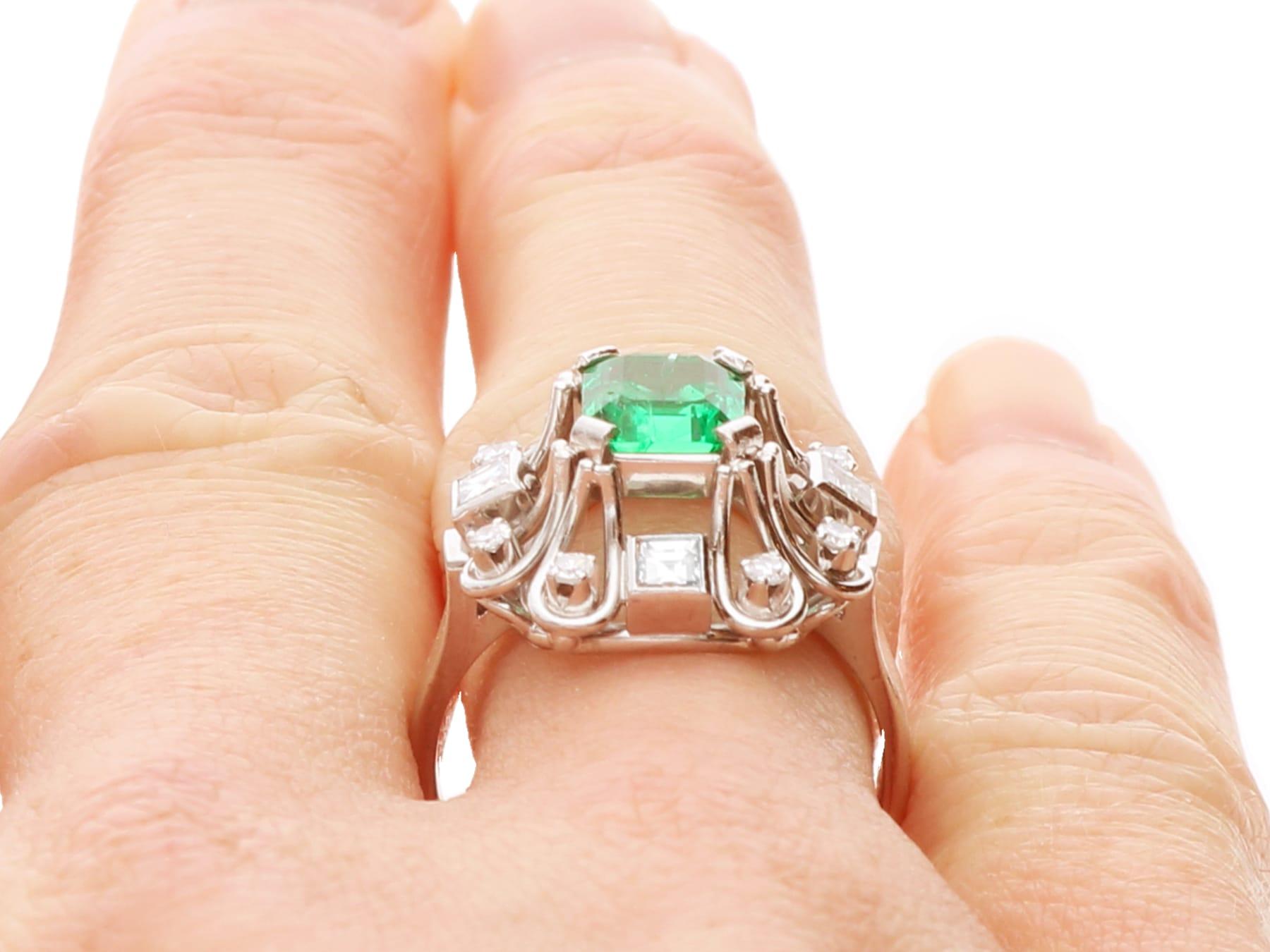 0,99 Karat kolumbianischer Smaragd 0,35 Karat Diamant, Ring aus 18 Karat Weißgold, um 1925 im Angebot 3