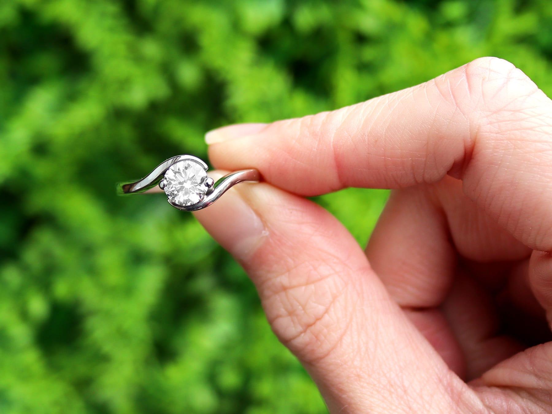 Anillo solitario de platino y diamante de talla redonda brillante moderno de 0,99 quilates; forma parte de nuestra variada gama de joyas/joyería con diamantes.

Este fino anillo solitario de diamantes contemporáneo ha sido elaborado en platino.

El