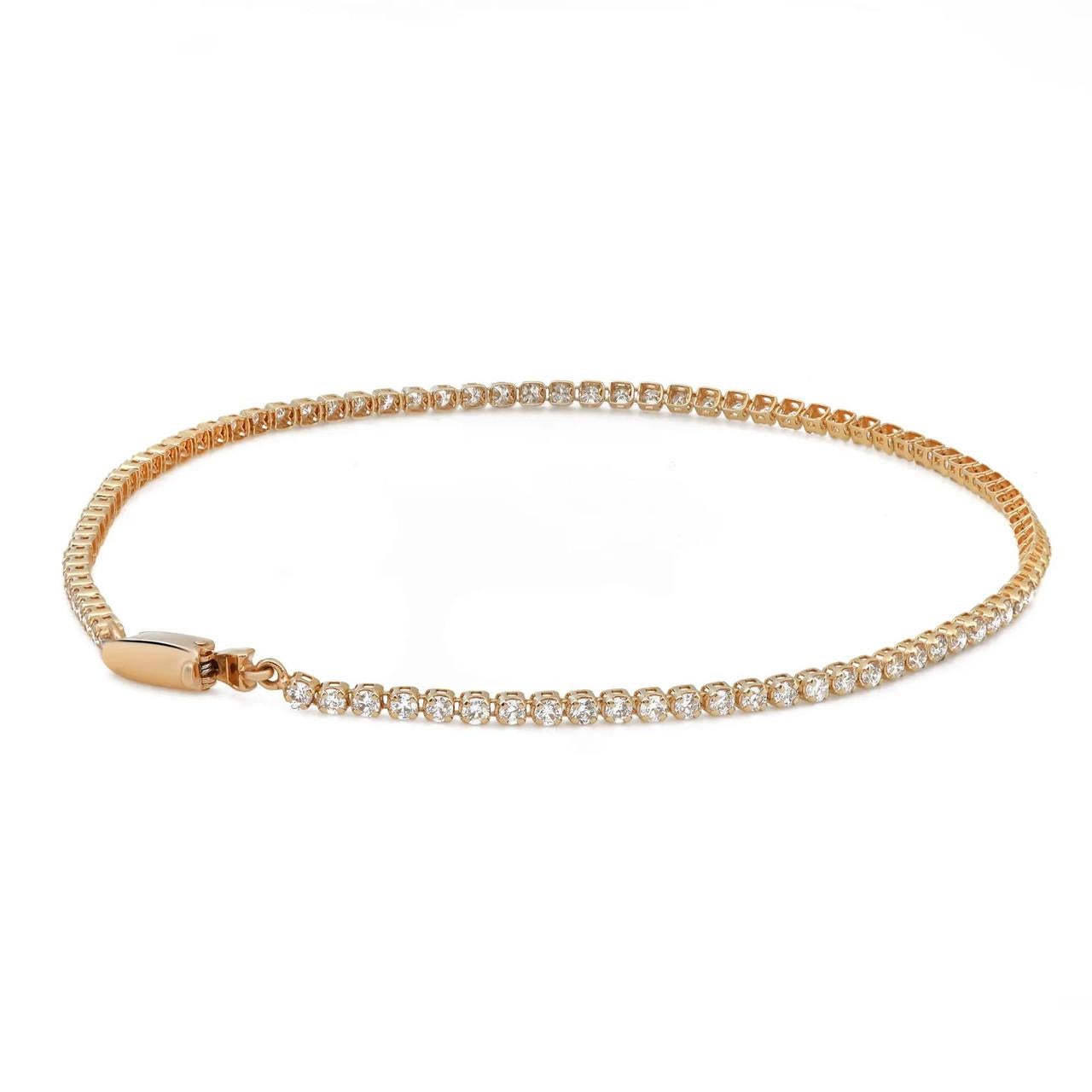Améliorez votre collection de bijoux avec ce petit bracelet de tennis à la fabrication exquise. Méticuleusement conçu en or jaune 14k, il met en valeur des diamants ronds de taille brillant en serti clos, totalisant 0,99 carats. Le bracelet dégage
