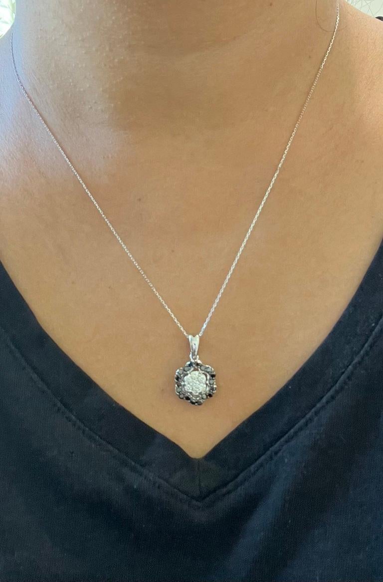 Taille ronde Collier à chaîne en or blanc avec diamant noir naturel de 0,99 carat en vente