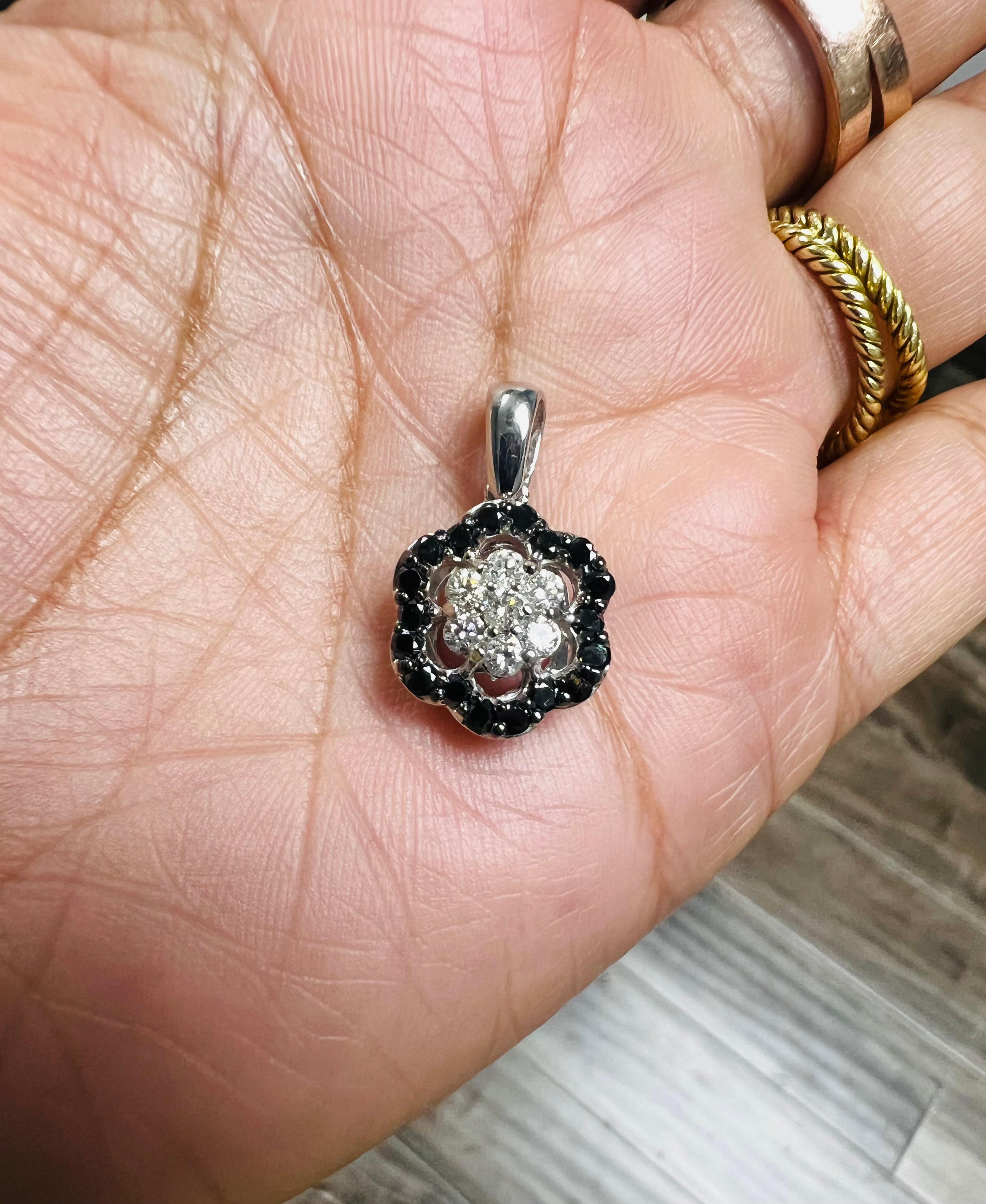 Collier à chaîne en or blanc avec diamant noir naturel de 0,99 carat Pour femmes en vente