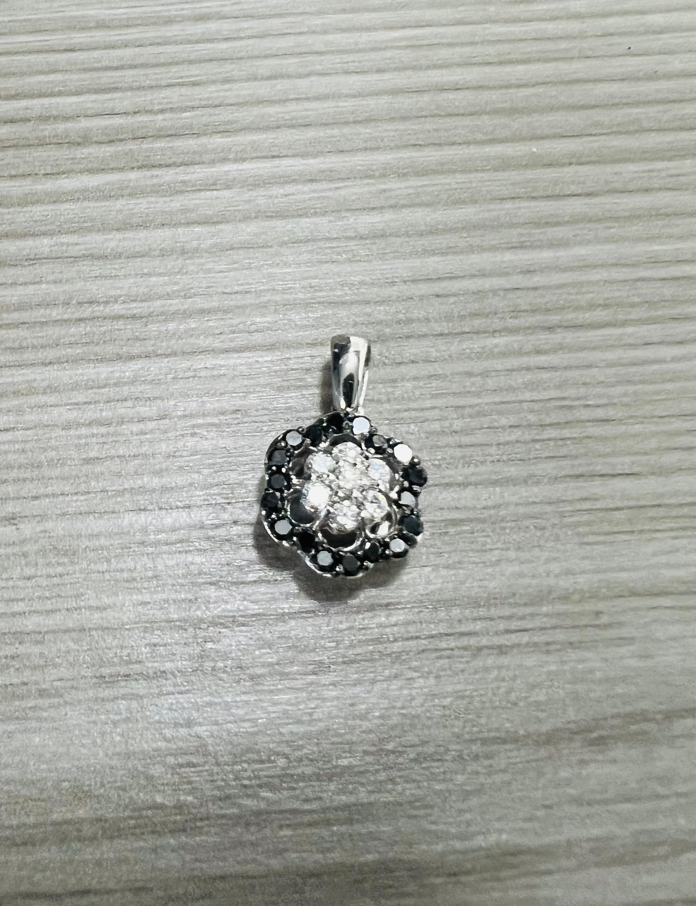 Collier à chaîne en or blanc avec diamant noir naturel de 0,99 carat en vente 1