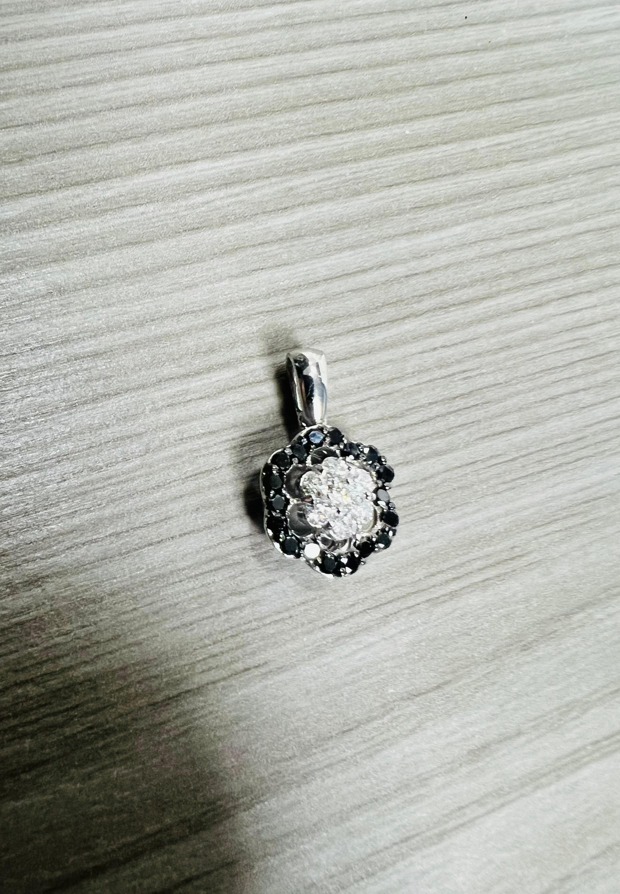 Collier à chaîne en or blanc avec diamant noir naturel de 0,99 carat en vente 2