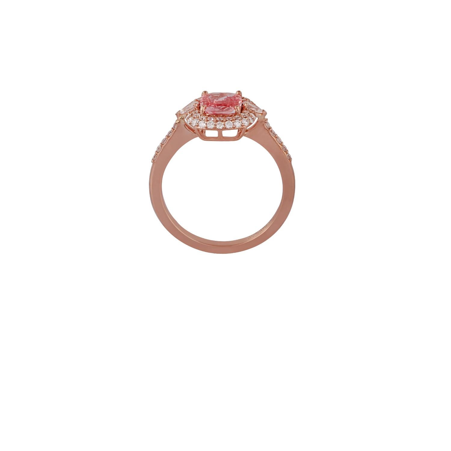 Padparadscha-Saphir 0,99 Karat
Birnenförmiger Diamant 0,11 Karat
Rund geformter Diamant 0,34 Karat
18 Kt Rose Gold 3,18 Gramm