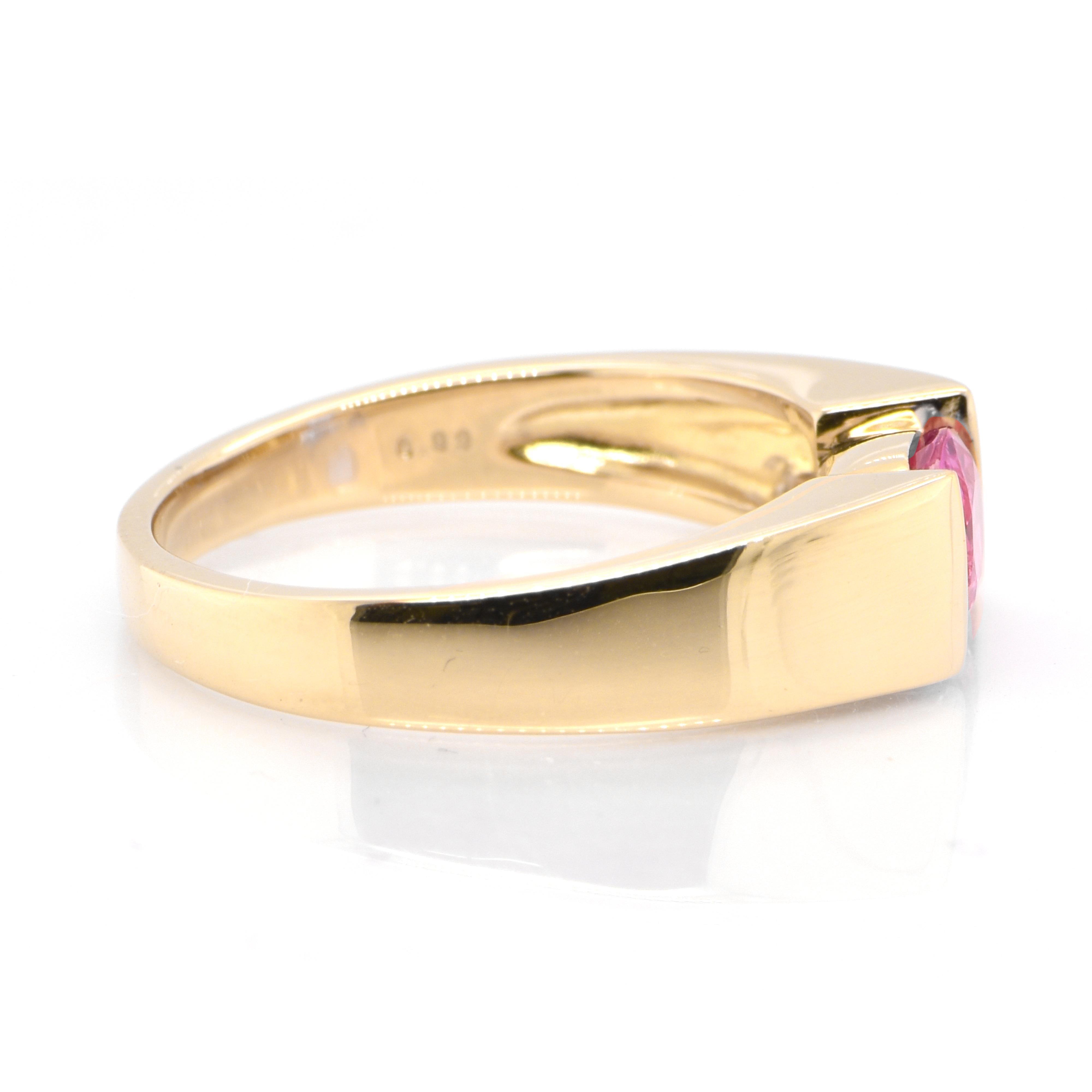 Modern 0.99 Carat Natural Padparadscha Sapphire Signet Ring Set in 18 Karat Gold For Sale