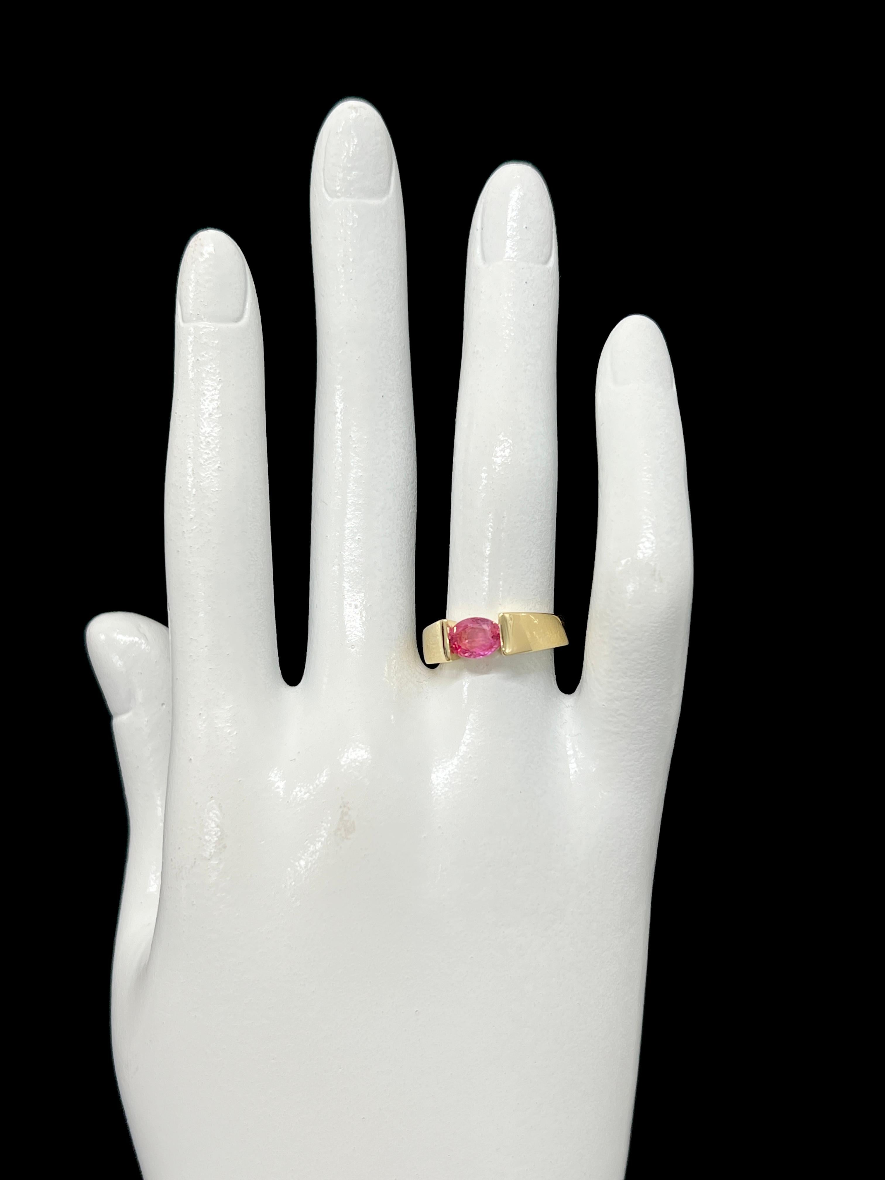 0.99 Carat Natural Padparadscha Sapphire Signet Ring Set in 18 Karat Gold In New Condition For Sale In Tokyo, JP