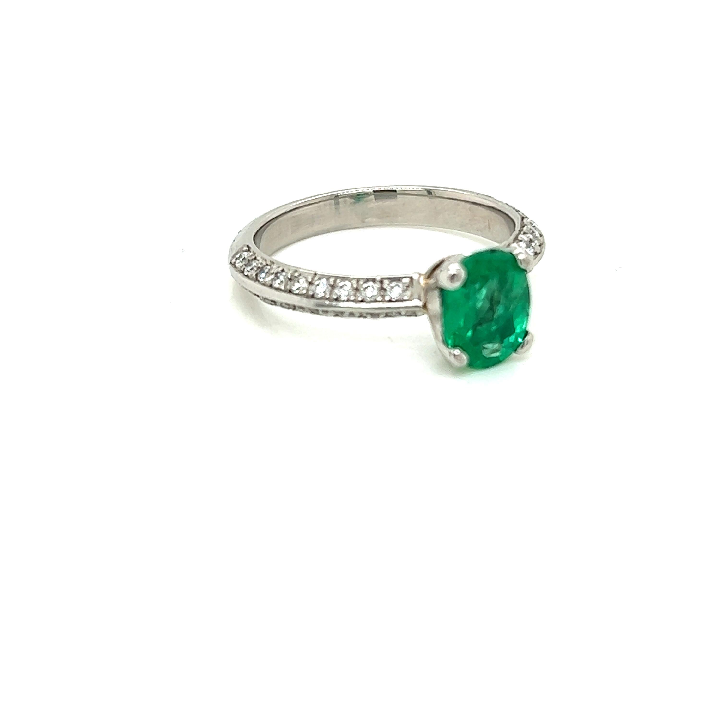 Contemporary 0.99 Carat Oval Emerald and Diamond Ring in Platinum For Sale