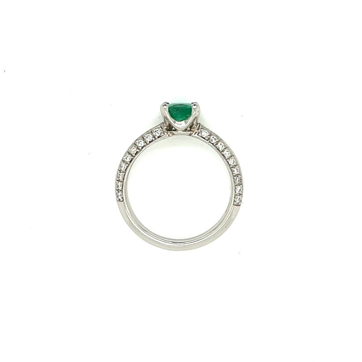 0.99 Carat Oval Emerald and Diamond Ring in Platinum In New Condition For Sale In London, GB