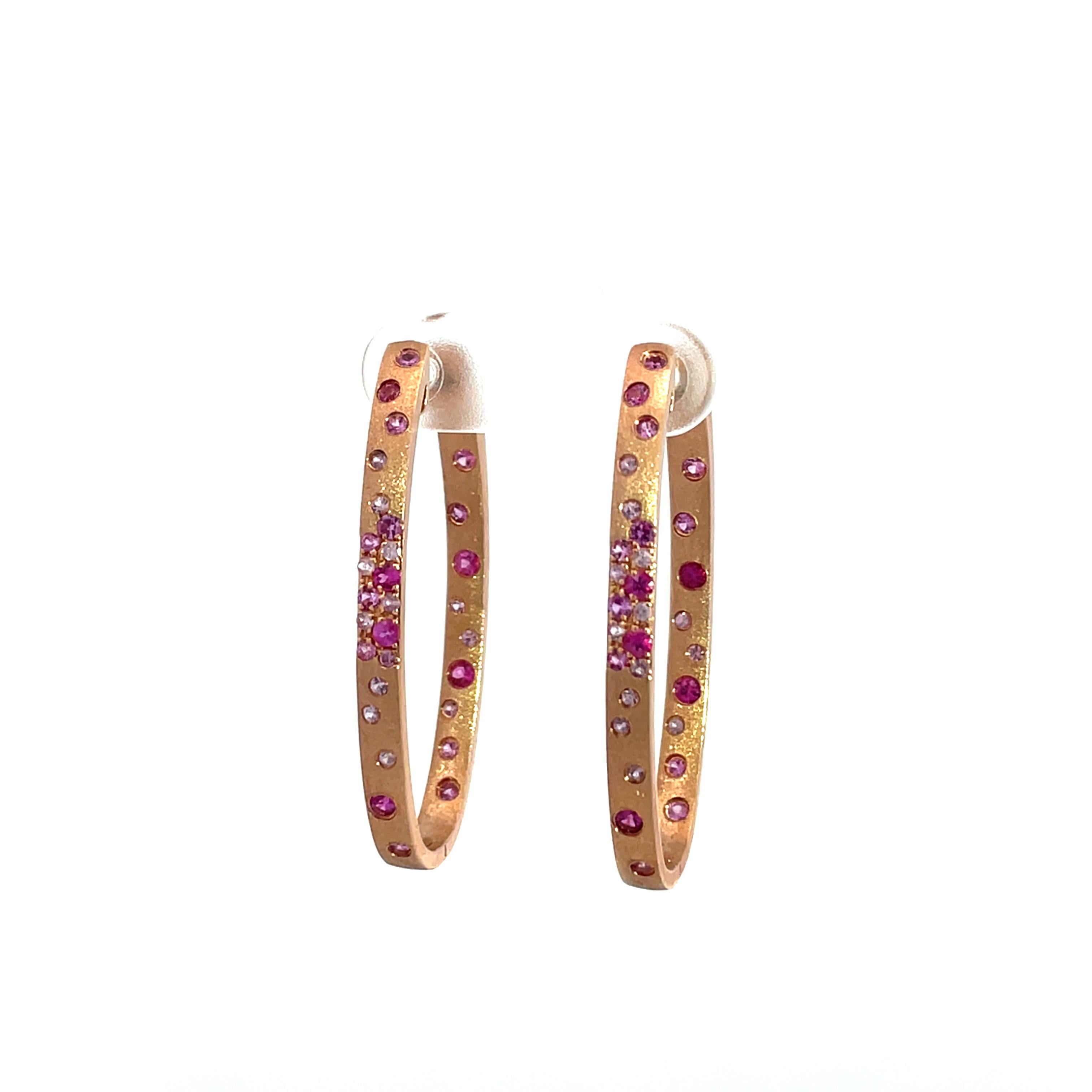 Pendientes ovalados de oro rosa con zafiro rosa y rubí de 0,99 quilates en engaste rasante Corte redondo en venta