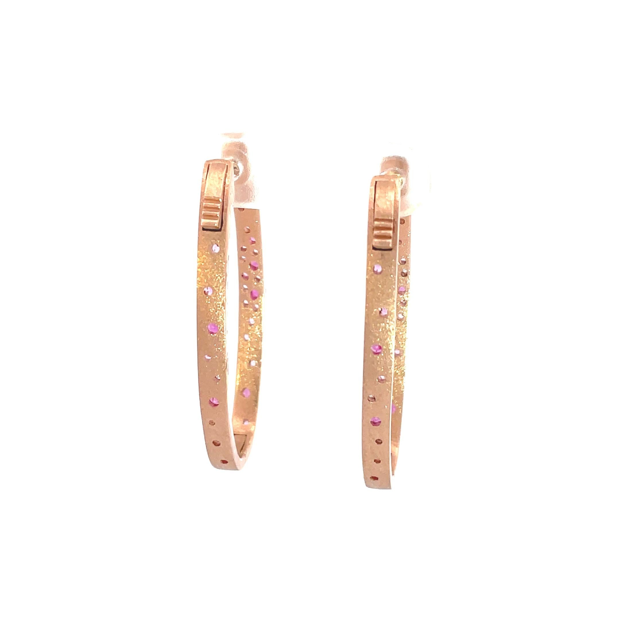 De las mujeres Pendientes ovalados de oro rosa con zafiro rosa y rubí de 0,99 quilates en engaste rasante en venta
