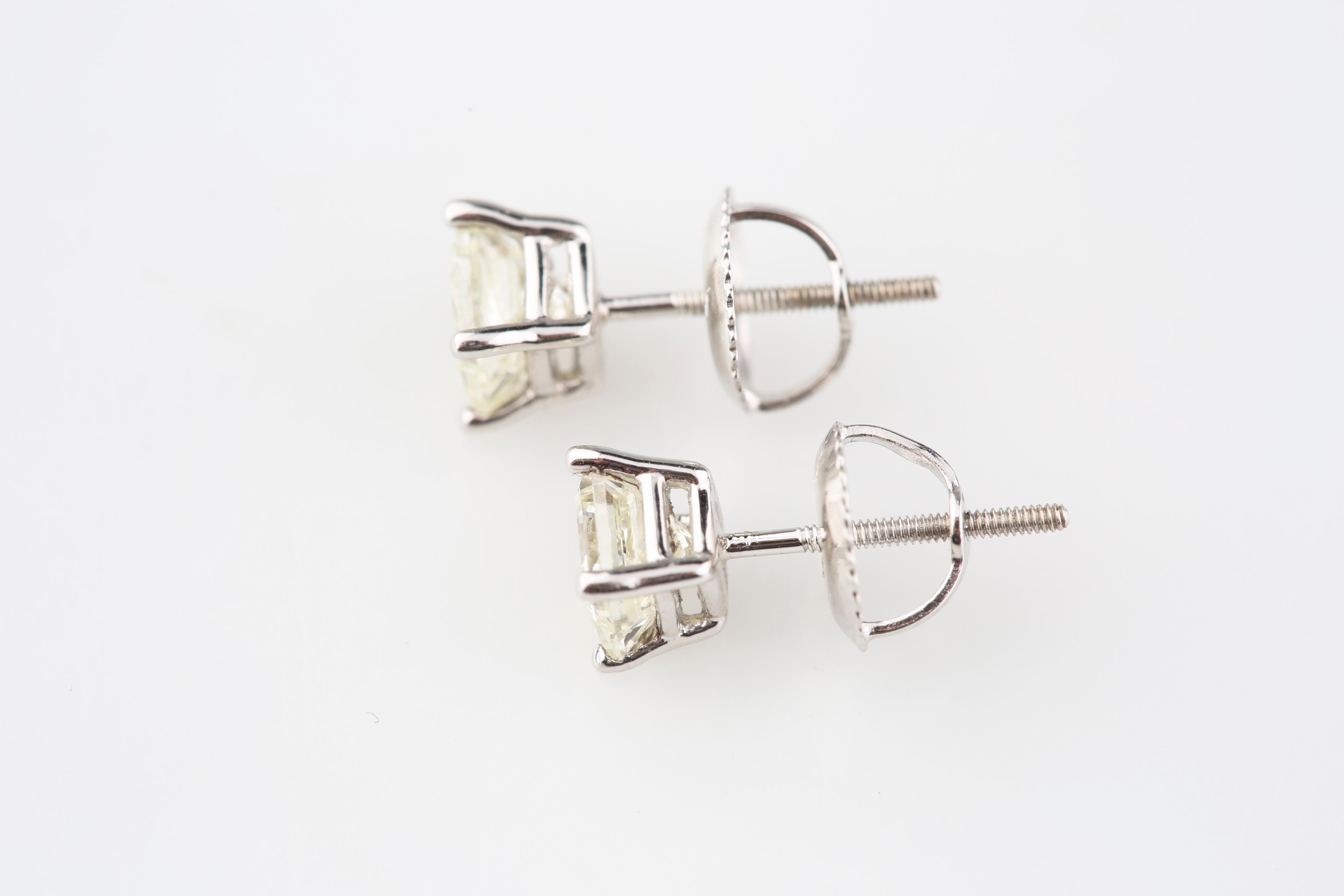 Superbes clous d'oreilles en diamant princesse
Serti dans une monture à quatre griffes avec fermoir à vis percé
Poids total des diamants = 0,99 Cts
Couleur moyenne = J - K
Clarté moyenne = SI2
Masse totale = 1,0 gramme
Un cadeau magnifique !