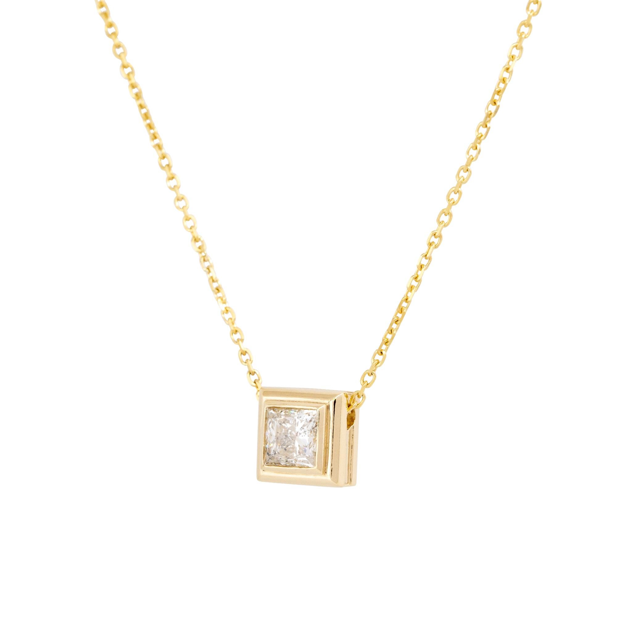 Ce ravissant pendentif en diamant de taille princesse est un bijou classique.  Elle est sertie dans de l'or jaune 14 carats et la pierre centrale présente une certaine couleur, approximativement J/K. Ce pendentif peut être porté en superposition