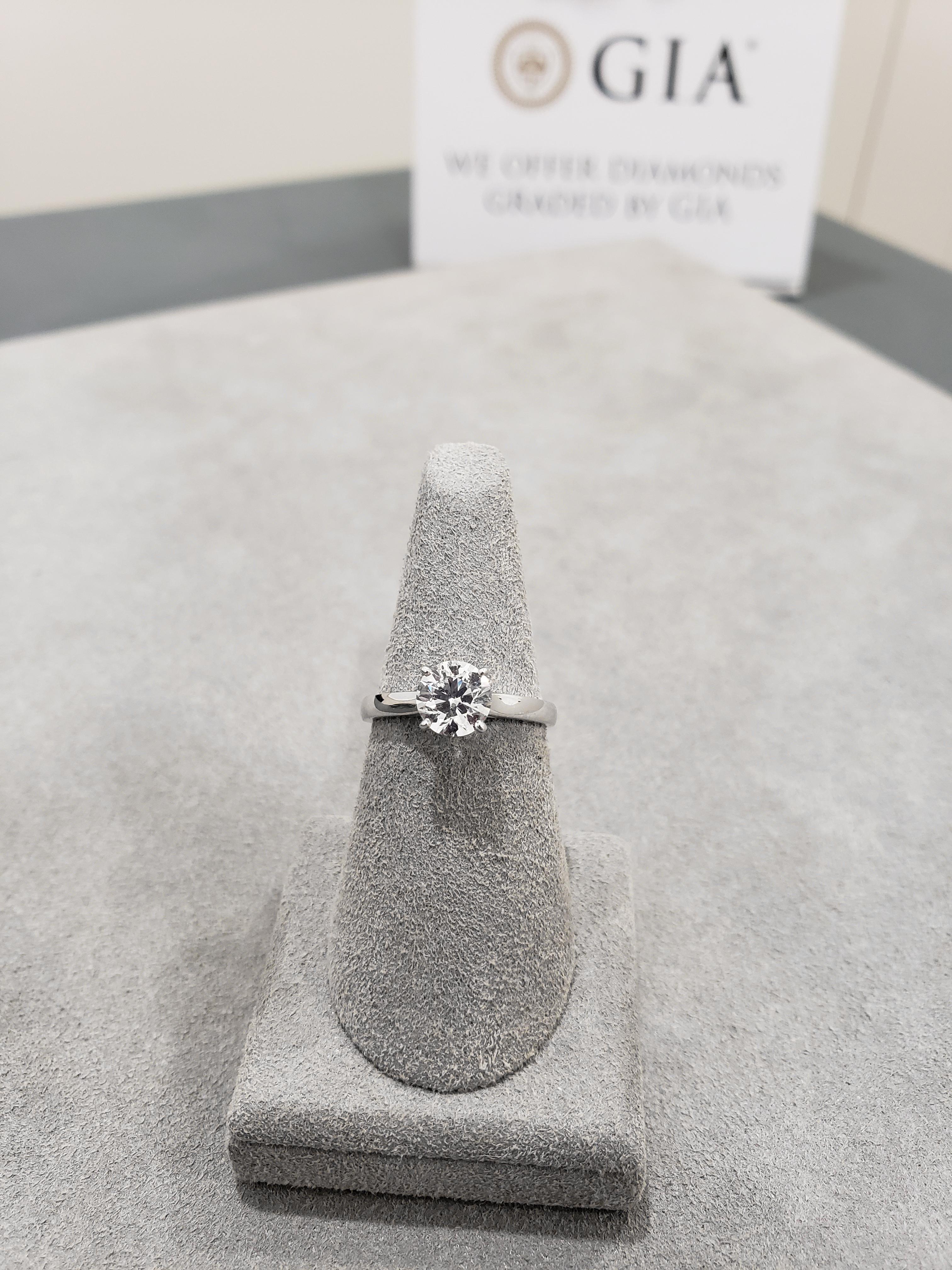 Contemporary 0.99 Carat Round Brilliant Diamond Solitaire Engagement Ring