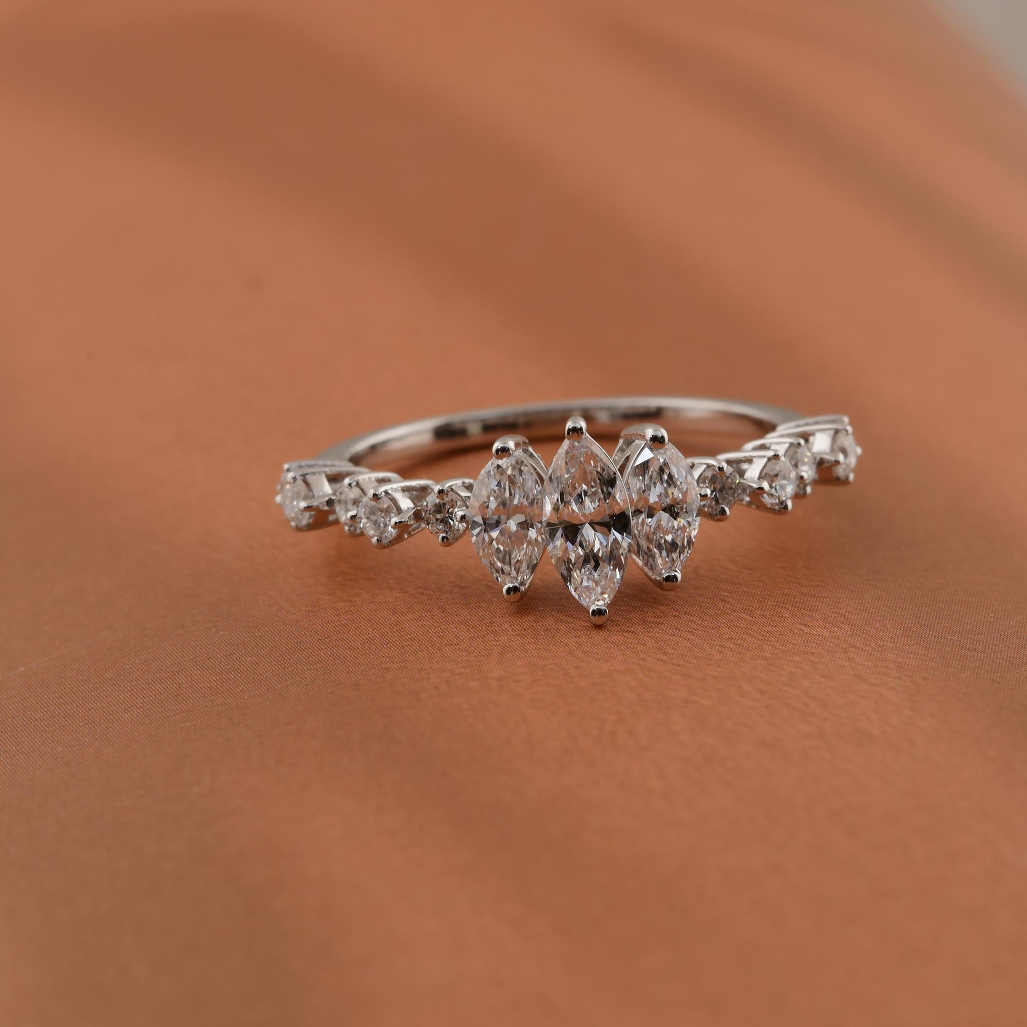 0.99 Carat SI Clarity HI Color Marquise Round Diamond Ring 18 Karat White Gold In New Condition For Sale In Diera, Dubai