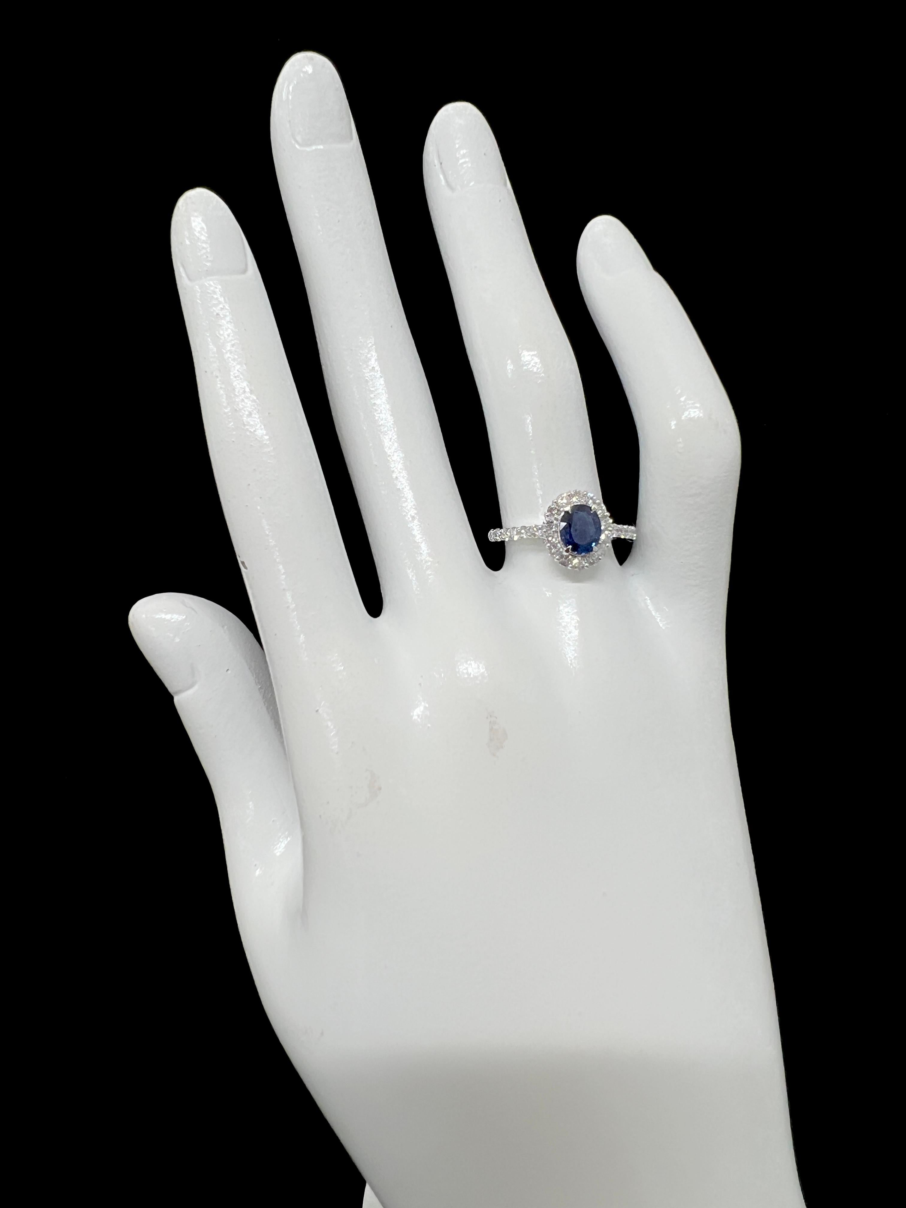 0.99 Carat, Unheated, Cornflower Blue Sapphire and Diamond Ring Set in Platinum For Sale 1