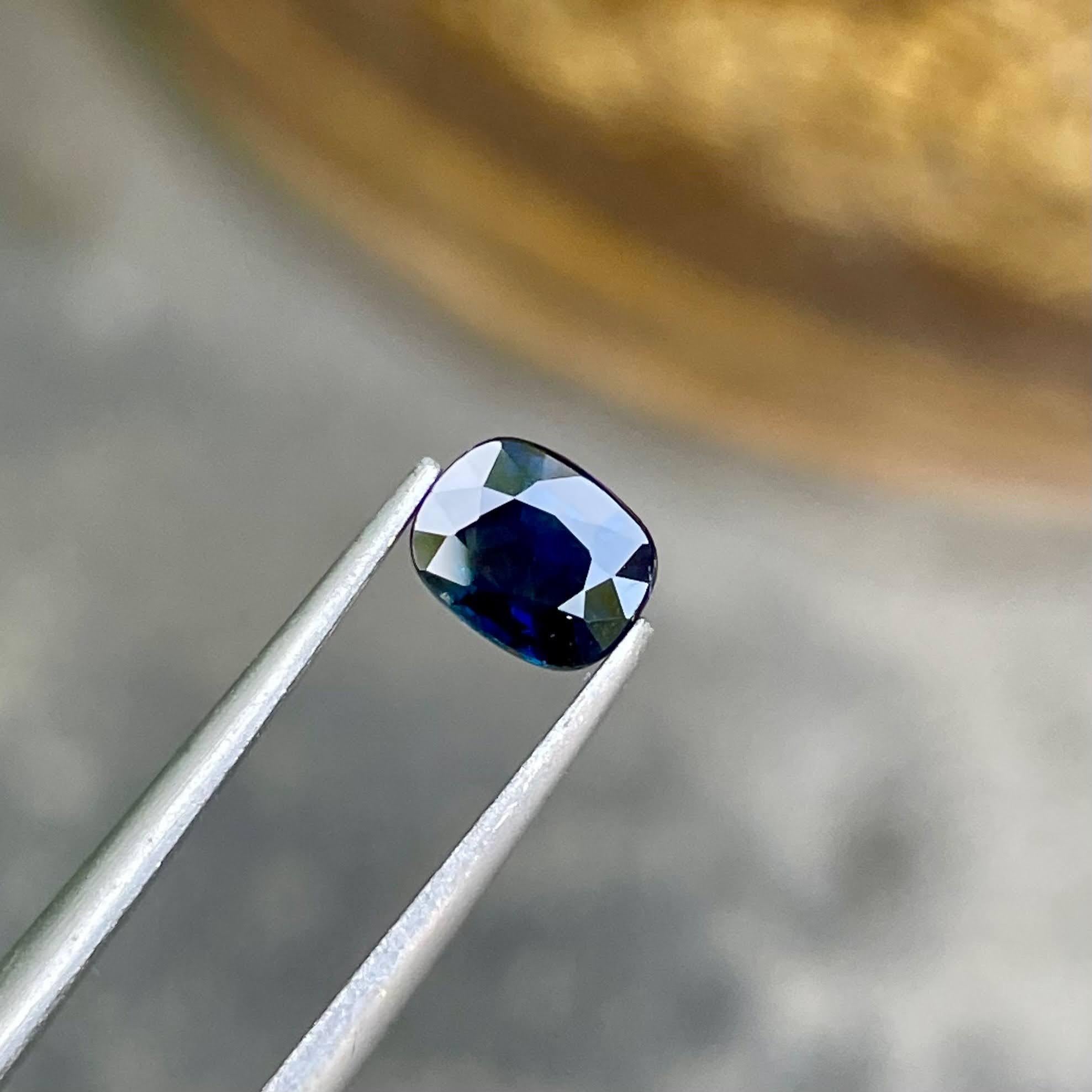 Gewicht 0,99 Karat 
Abmessungen 6,2x5,0x3,2 mm 
Behandlung keine 
Herkunft Madagaskar 
Klarheit SI
Kissen formen 
Fancy Kissen schneiden 



Dieser atemberaubende tiefblaue Saphir von 0,99 Karat aus Madagaskar hat einen einzigartigen und fesselnden