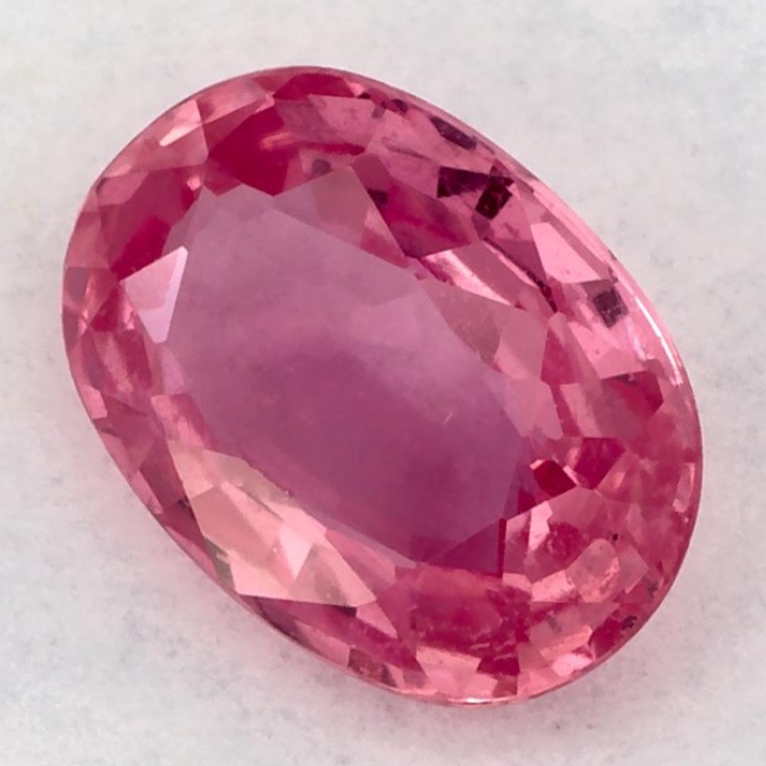 Dieser natürliche rosa Saphir bietet Eleganz und Raffinesse. Mit seiner satten Farbsättigung und seinem präzisen Schliff ist er das perfekte Herzstück für einen Verlobungsring oder ein luxuriöses Schmuckdesign.

Dieser Saphir stammt aus Sri Lanka