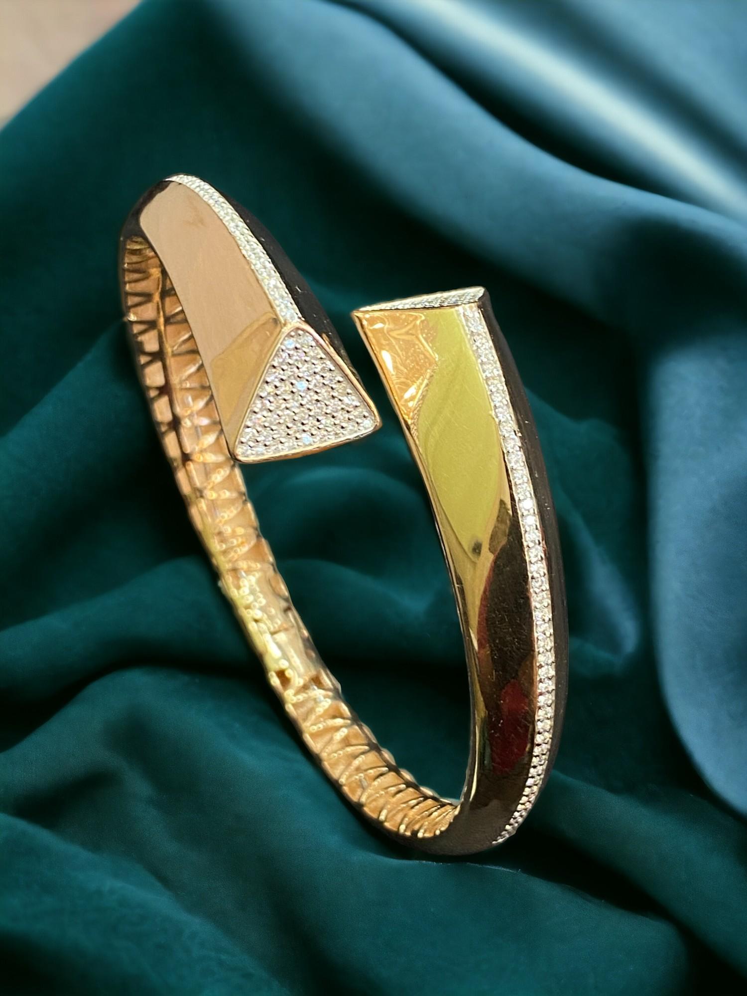 Découvrez l'élégance de notre bracelet manchette en diamant de 0,99 carat, serti en or 18 carats. Cette pièce exquise vous donnera certainement un sourire à un million de dollars et vous fera vous sentir comme un membre de la famille royale